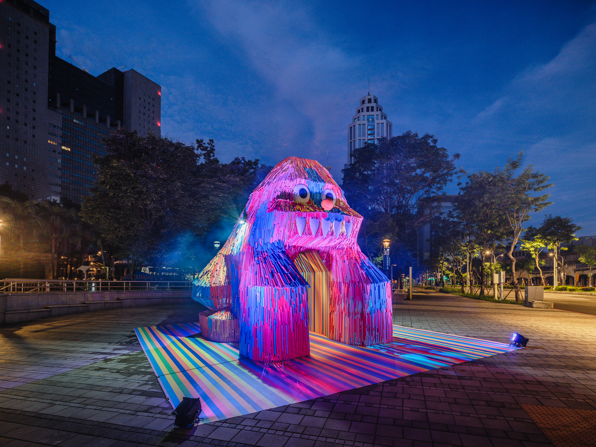 2024新北市兒童藝術節「怪獸小徑」精彩亮點-穿越「怪獸守護者」的身體,探索隧道內的變幻燈光與還可以聽到喵喵獸可愛的叫聲