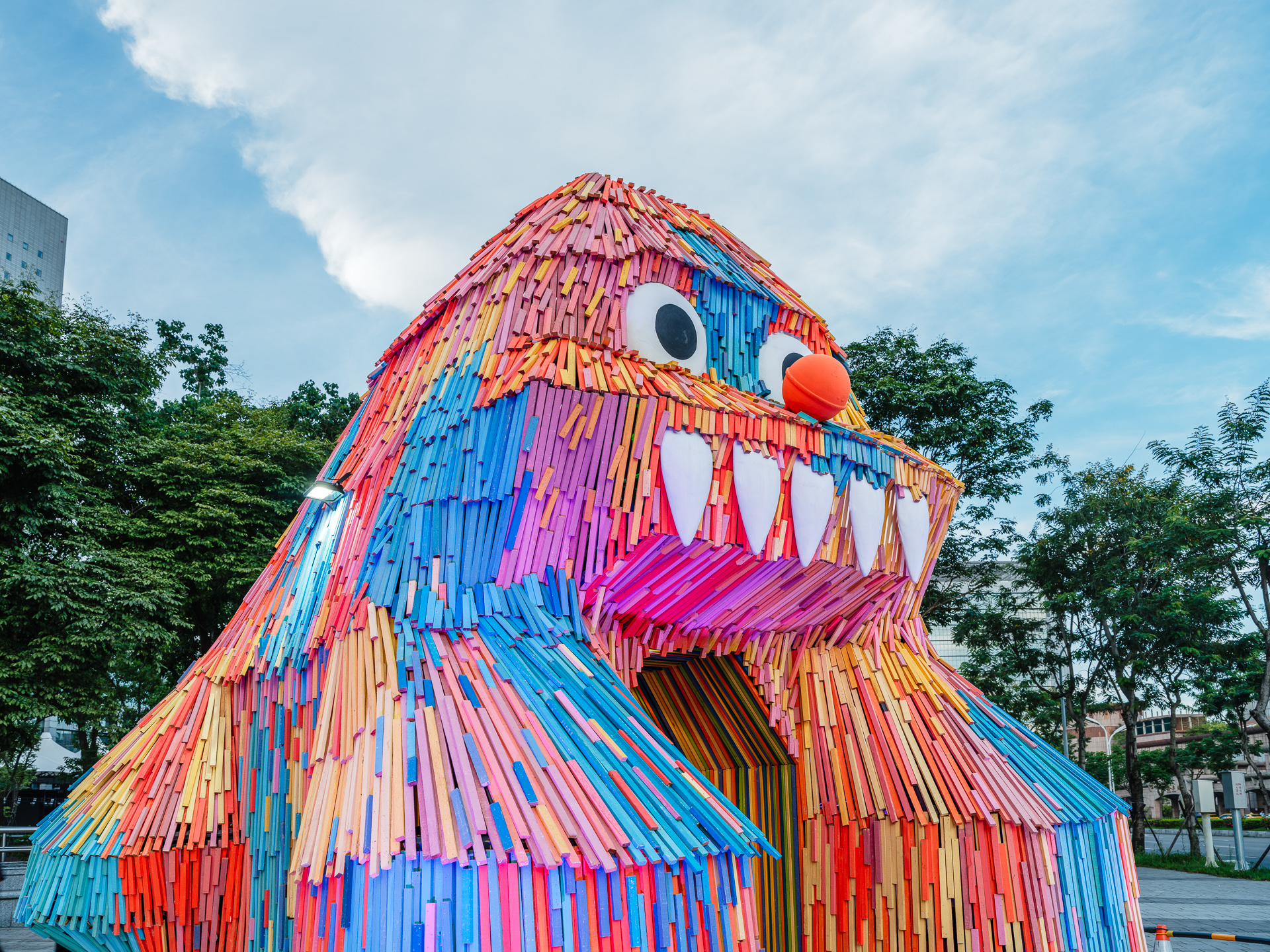 2024新北市兒童藝術節「怪獸小徑」展出9件大型藝術裝置作品,邀請大小朋友一起探索怪獸王國展開奇幻旅程!