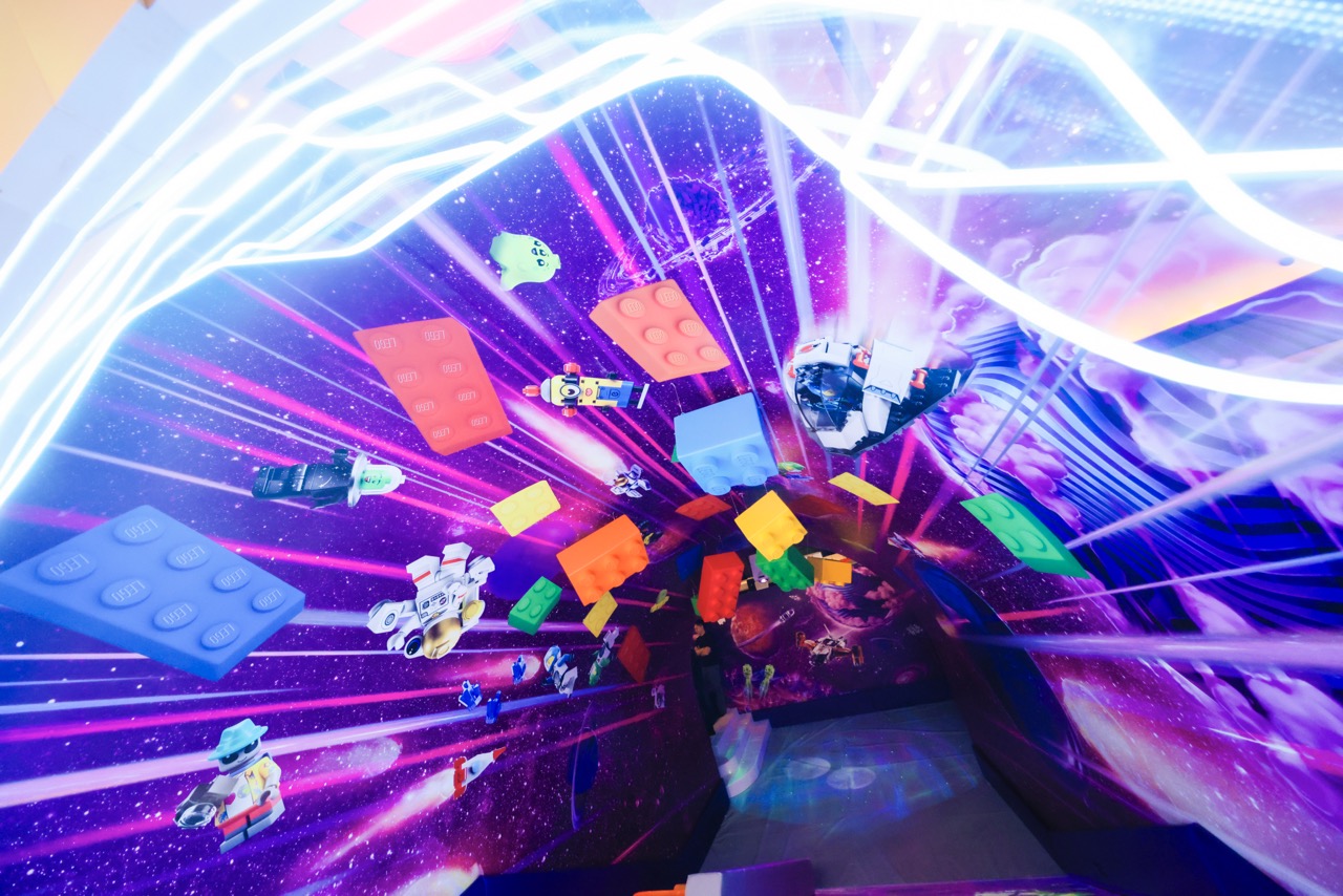 穿越蟲洞滑梯 穿越未知的時空隧道 大