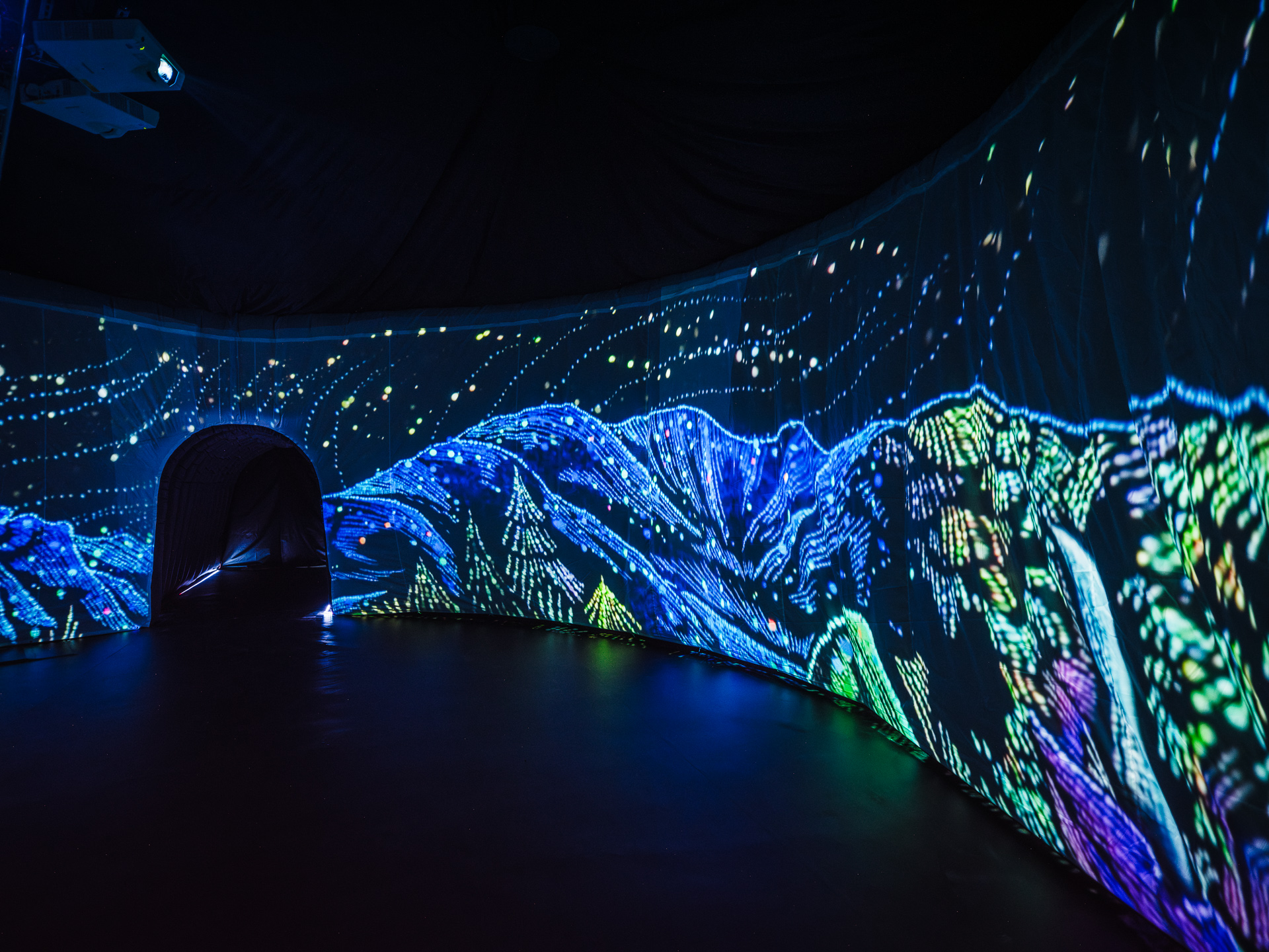 2024屏東夏日狂歡祭「怪獸訓練所」-「飛躍地平線」球體式環形影像俯瞰屏東的壯麗全景「飛躍地平線」從充滿生命的茂密雨林到閃閃發光的森林，每個領域都擁有自己獨特的魅力和驚喜