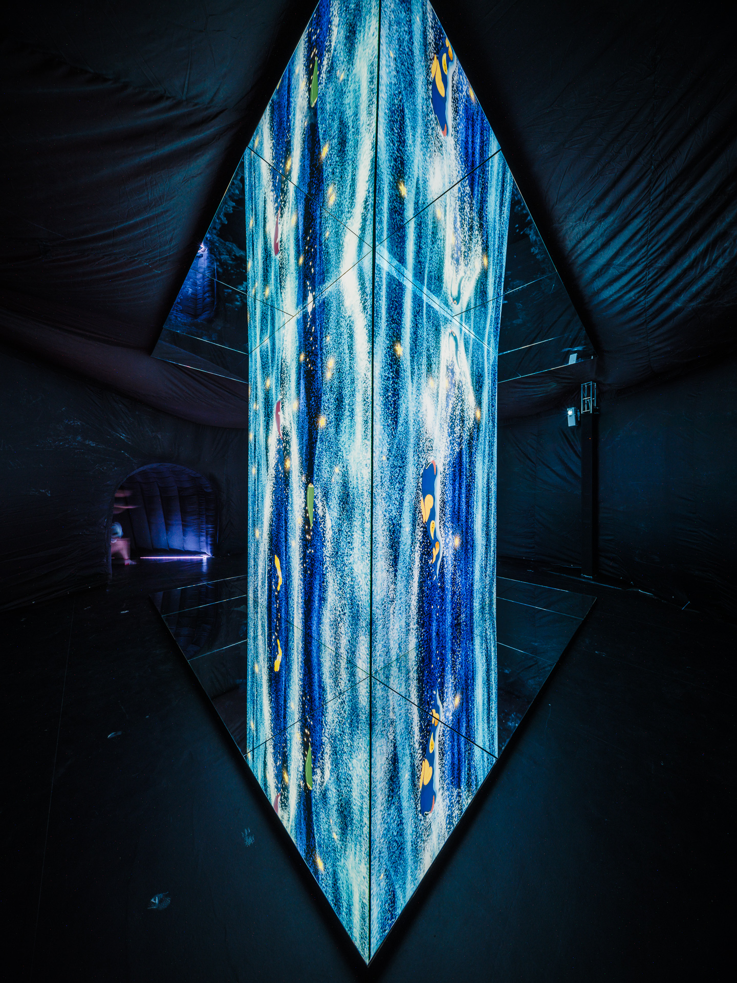 2024屏東夏日狂歡祭「怪獸訓練所」-穿透式鏡面空間「生命之泉」全景宛如一幅瑰麗的畫卷