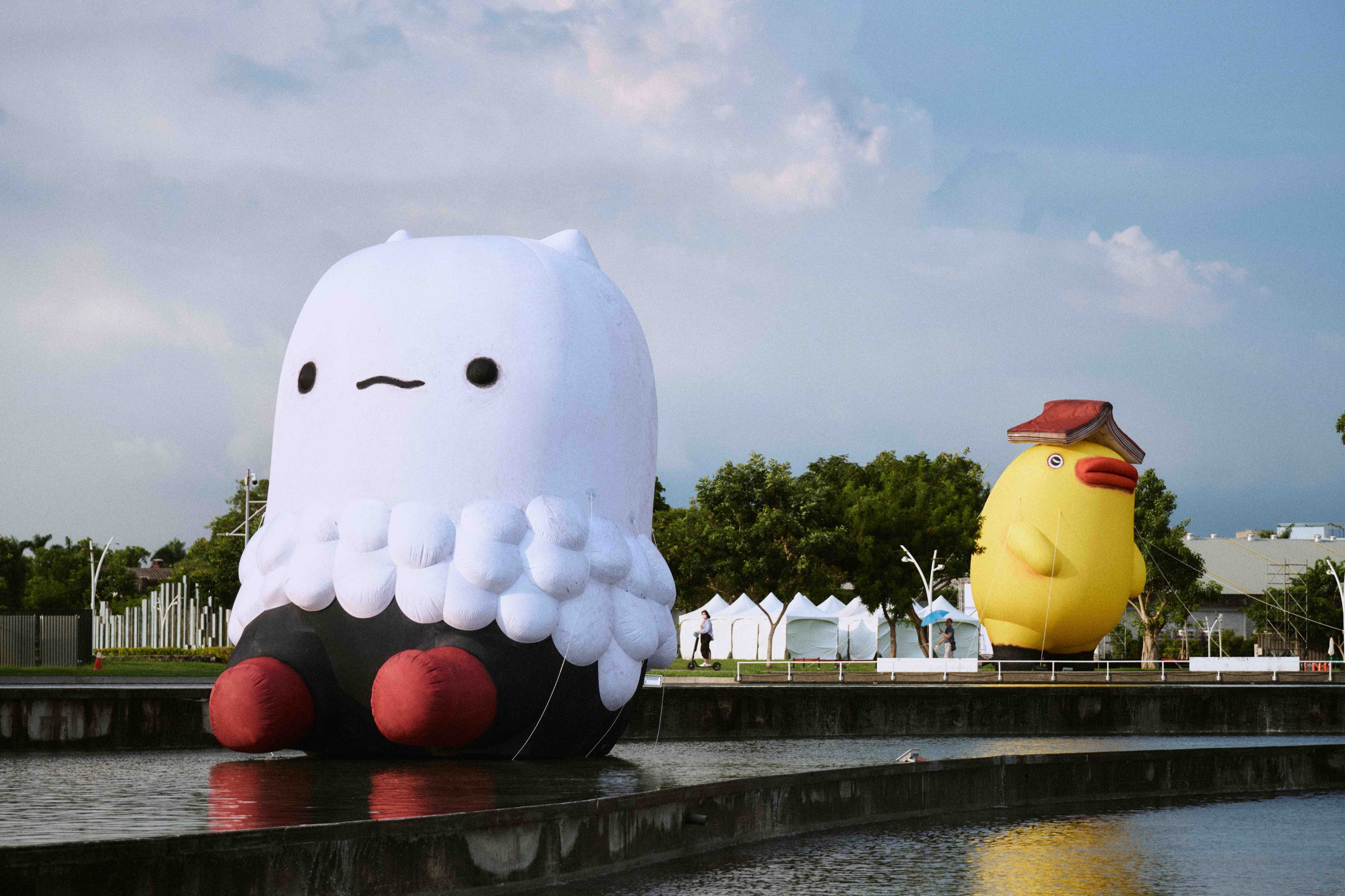 阿咧特展「入坑夜間美術館」是第三屆「屏東夏日狂歡祭」的平行展出7/20-8/25期間在縣民公園將有草地上10米高「書鴨」和水上8米高坐姿「北海小精靈」由 阿咧親自上色的大型寫實氣球裝置