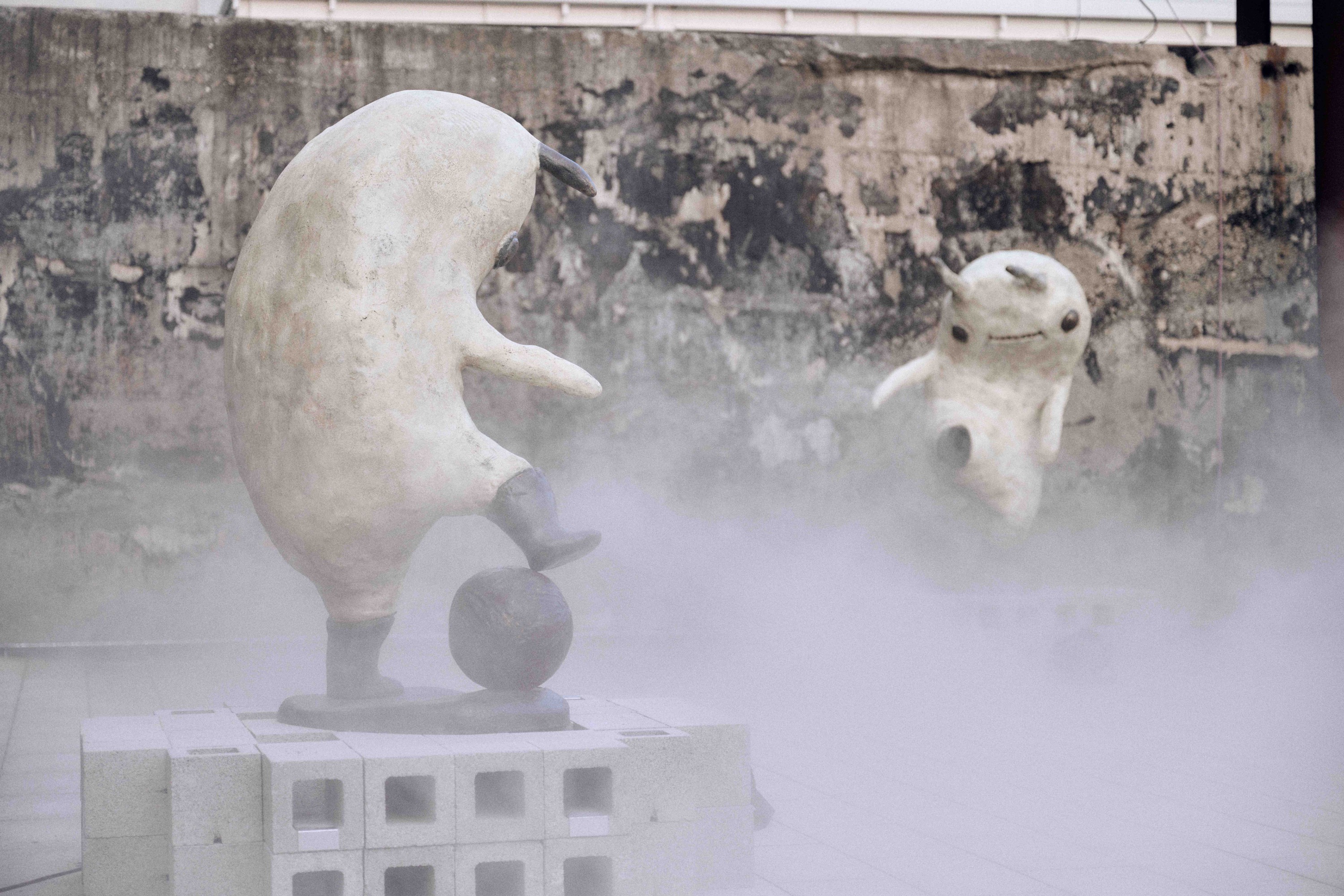 阿咧特展「入坑夜間美術館」主展區中，觀者與怪獸同置於大量水霧中，除了建造怪獸異世界維度的氛圍，也更增添夏日清涼感受，觀者將有沉浸在異度空間的神秘感受