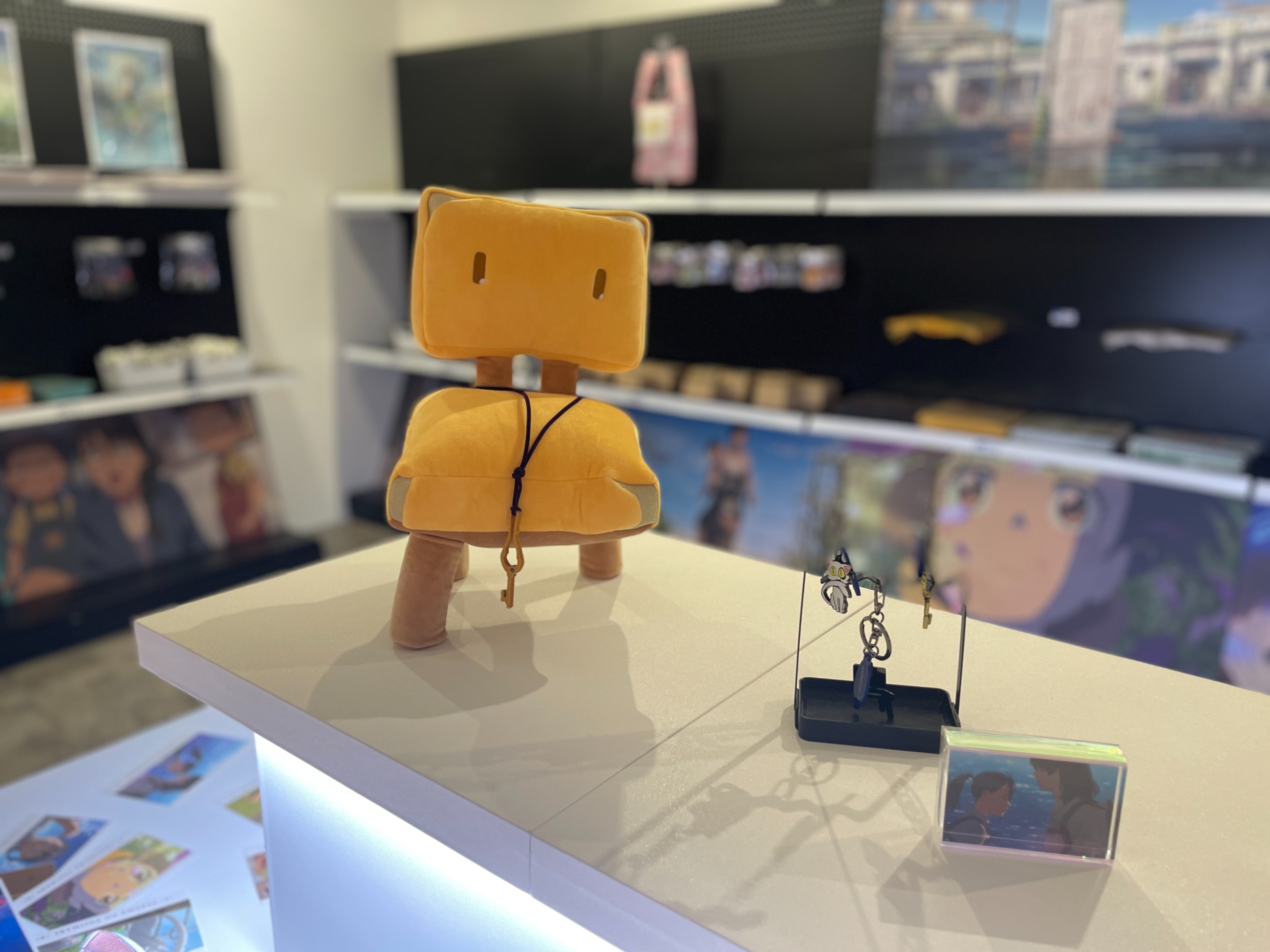 「鈴芽之旅」台北展為粉絲們準備了日本原裝空運來台的限量周邊、限定拍貼機、紀念卡片列印機，除此之外，還將推出一系列全新日本監修的「鈴芽之旅」台北展獨家限定商品