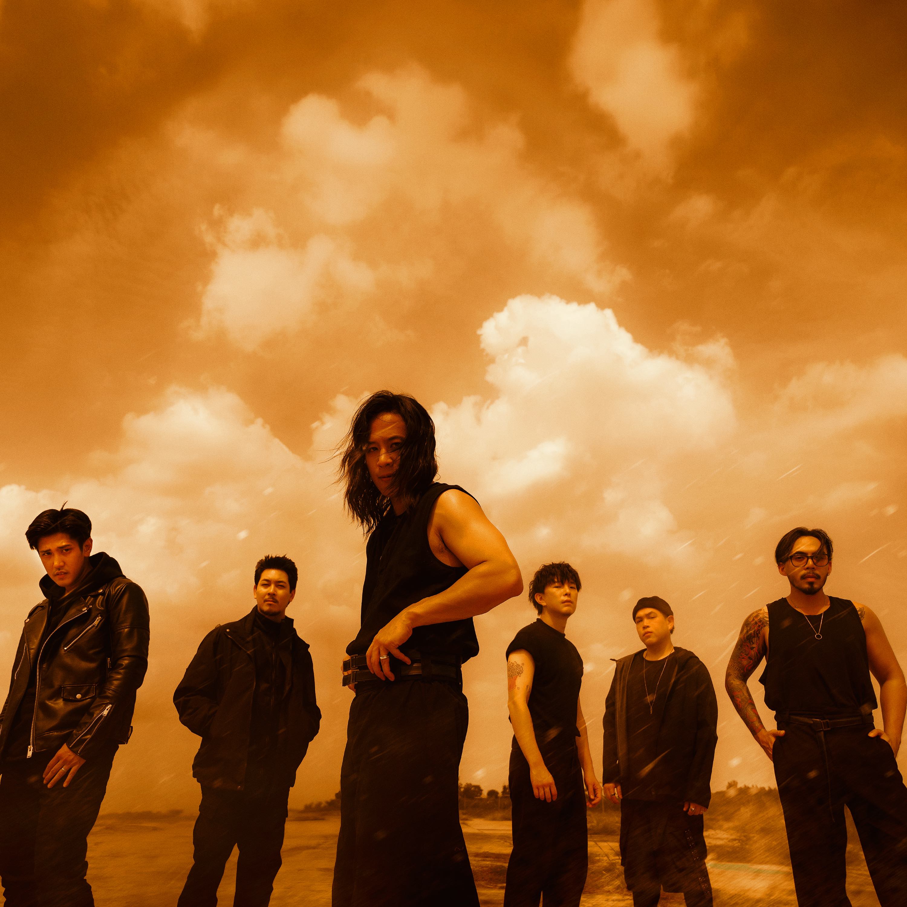 COCKTAIL 是 GMM 葛萊美旗下 GeneLab 旗下的泰國頂尖樂團之一。 20多年來，他們憑藉排行榜冠軍專輯和熱門單曲統治了音樂界