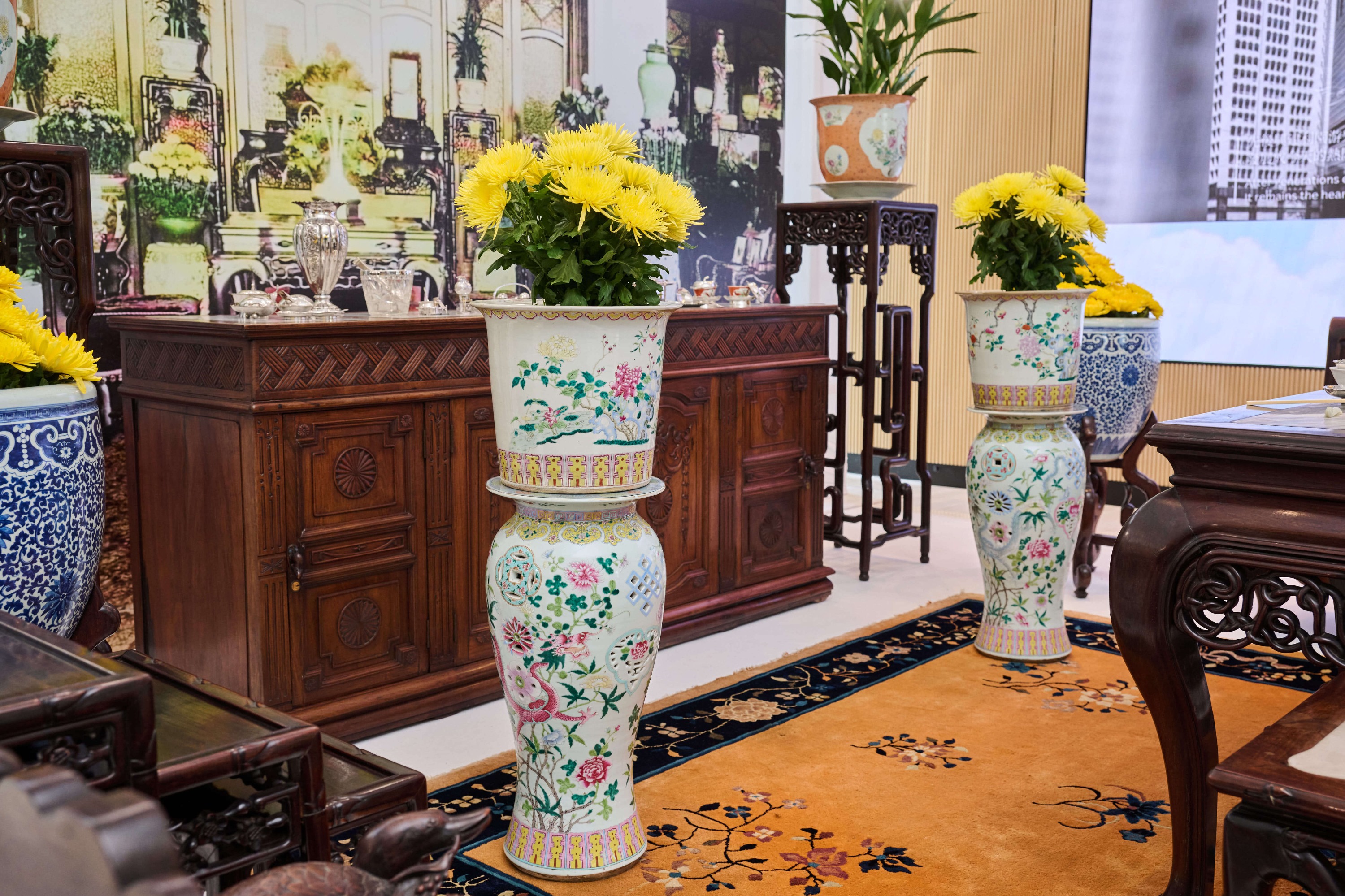 彩繪花盆連樽一對 A Pair of Painted Pots and Vases