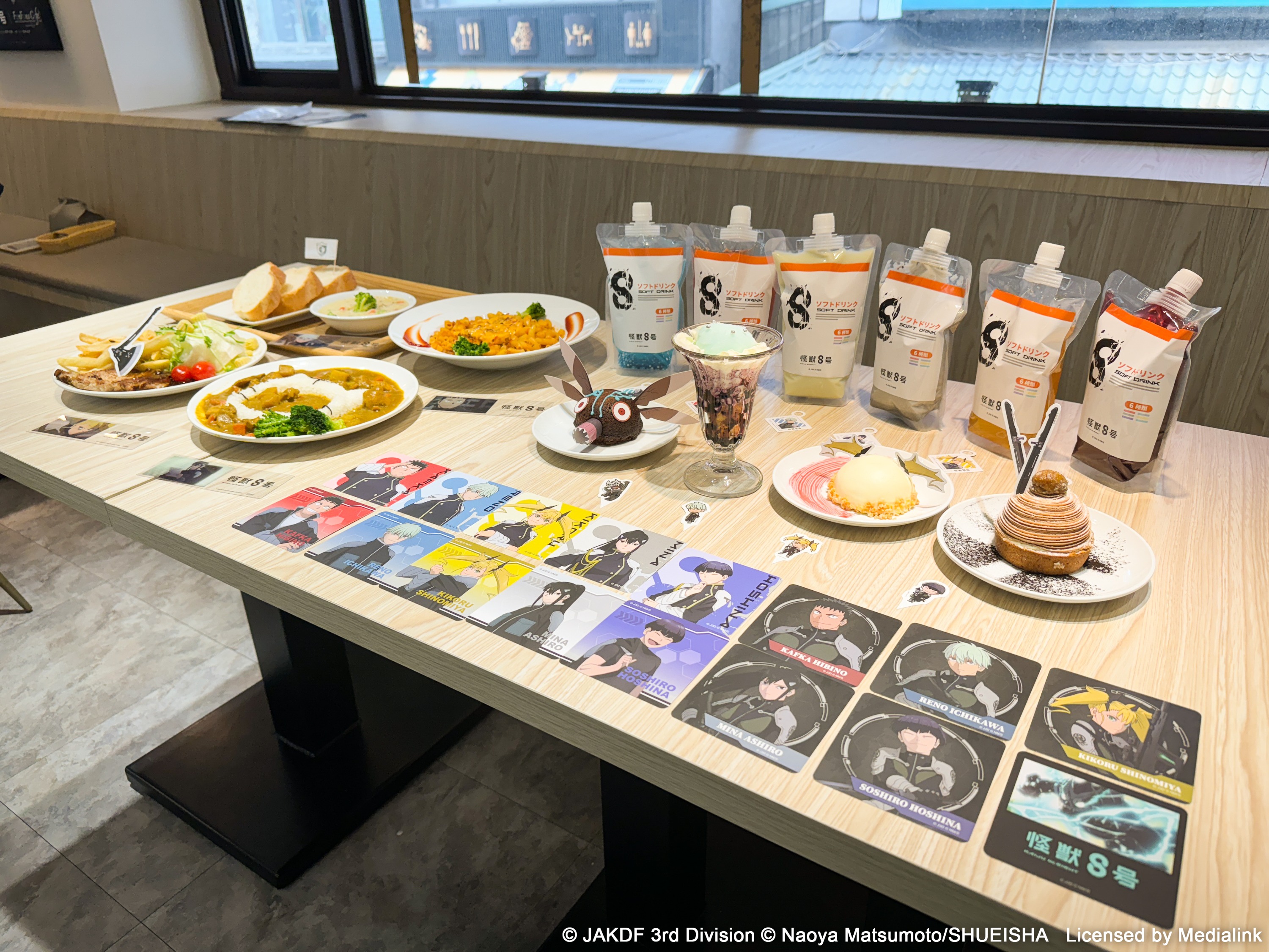 「怪獸8號」主題快閃咖啡廳以角色們喜愛的美食、視覺及特色延伸，共推出了四道主餐，四道甜點及六款飲品