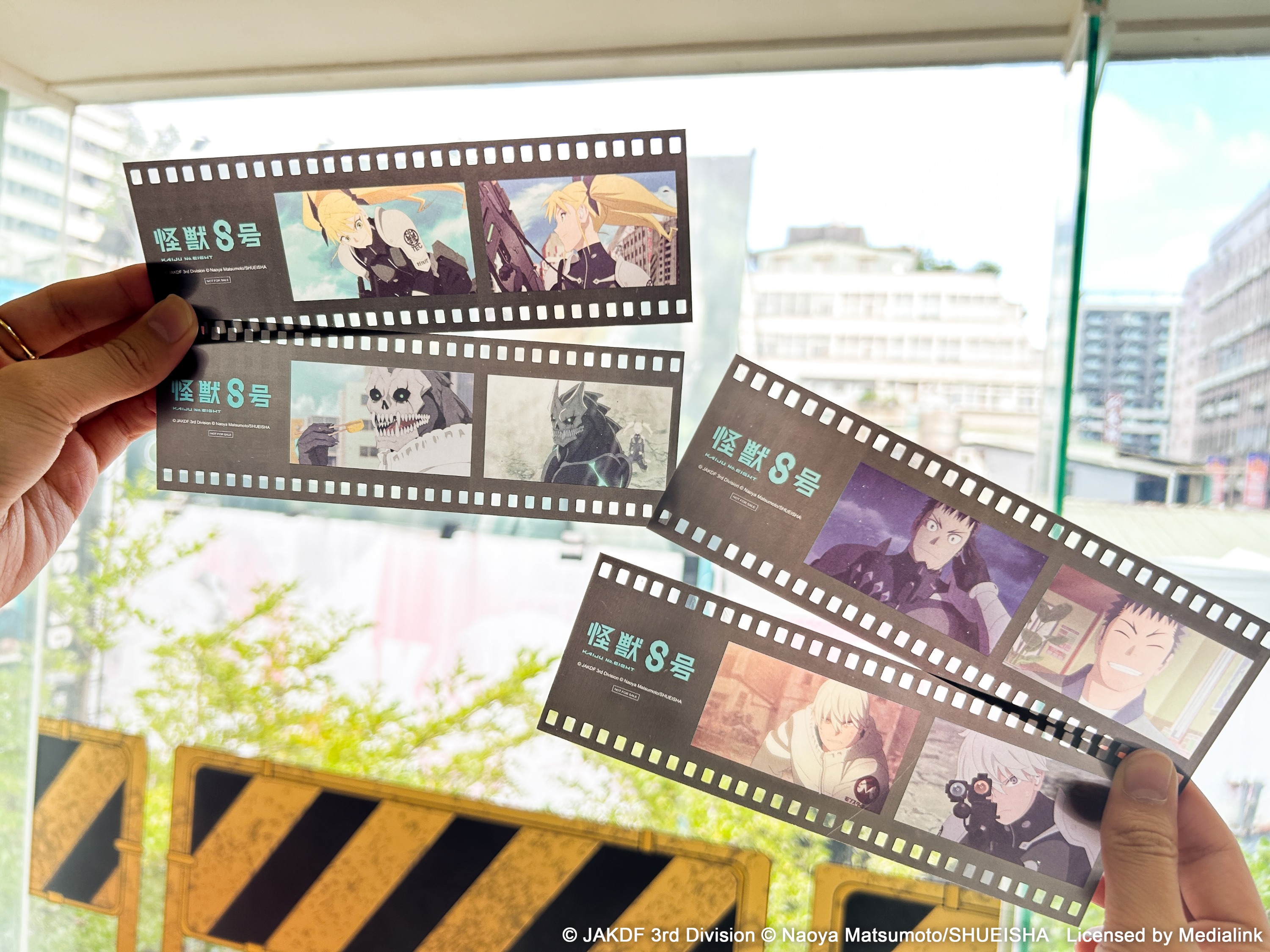 「怪獸8號」主題快閃咖啡廳合作期間只要事前上「FANFANS CAFÉ」指定預約網站訂位，前來用餐即贈《限定角色膠捲》