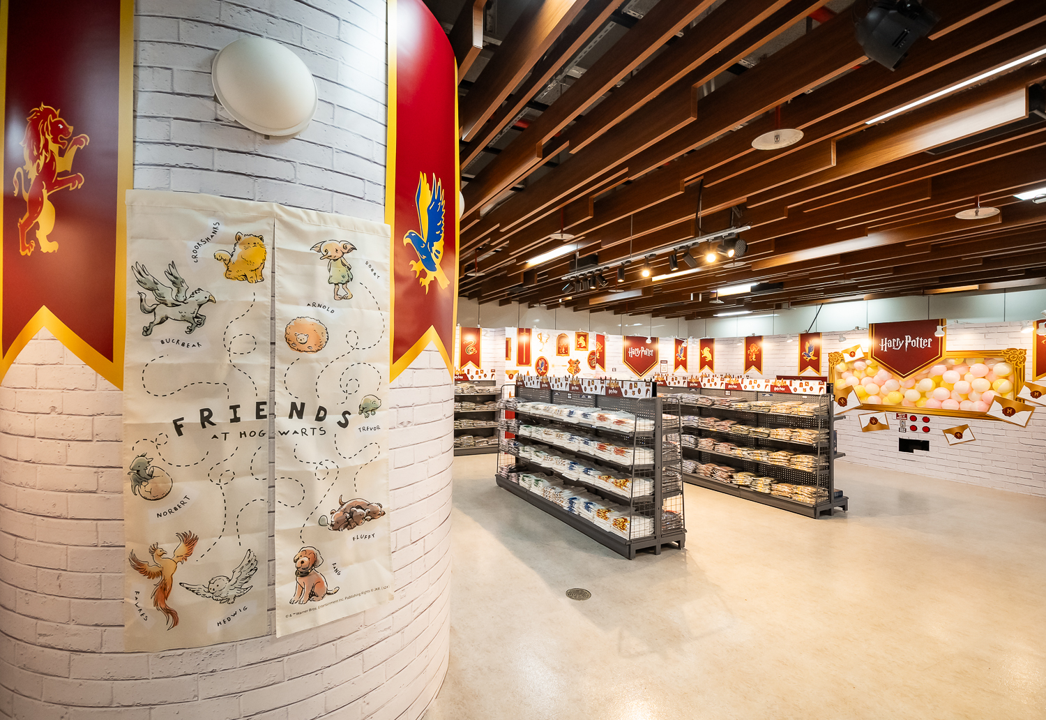 《哈利波特》快閃店打卡點-霍格華茲四學院學院旗區