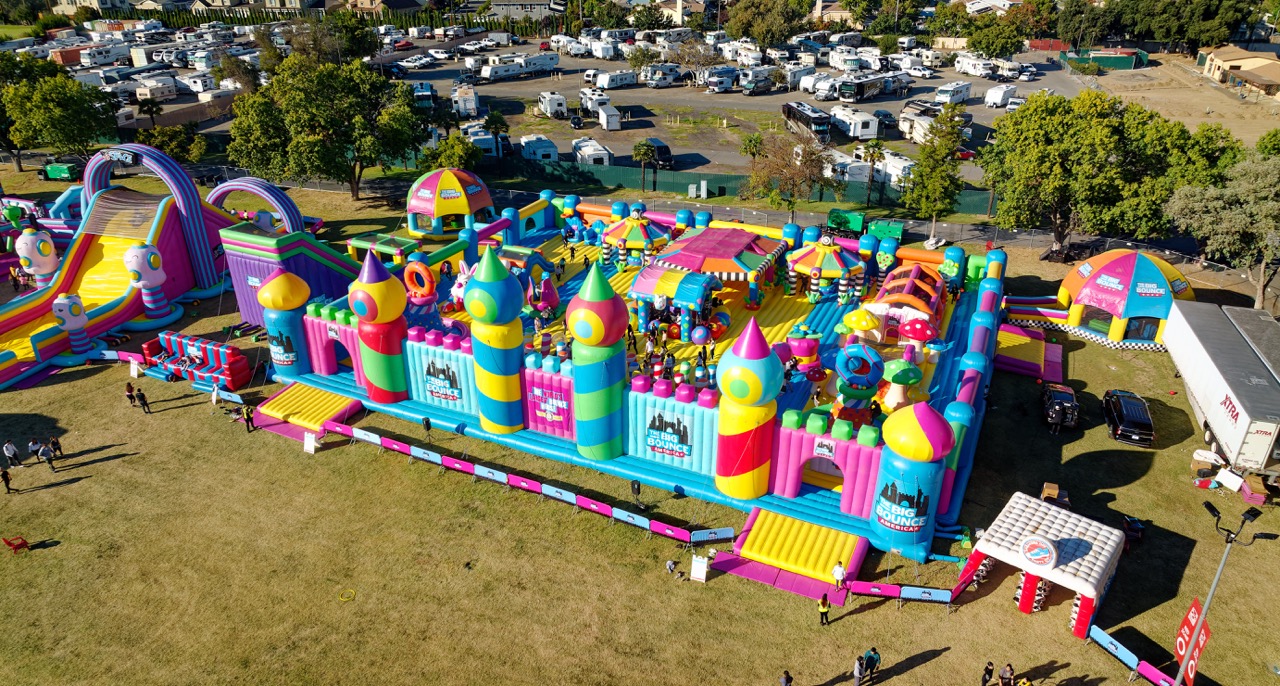 全球最大充氣城堡(1)