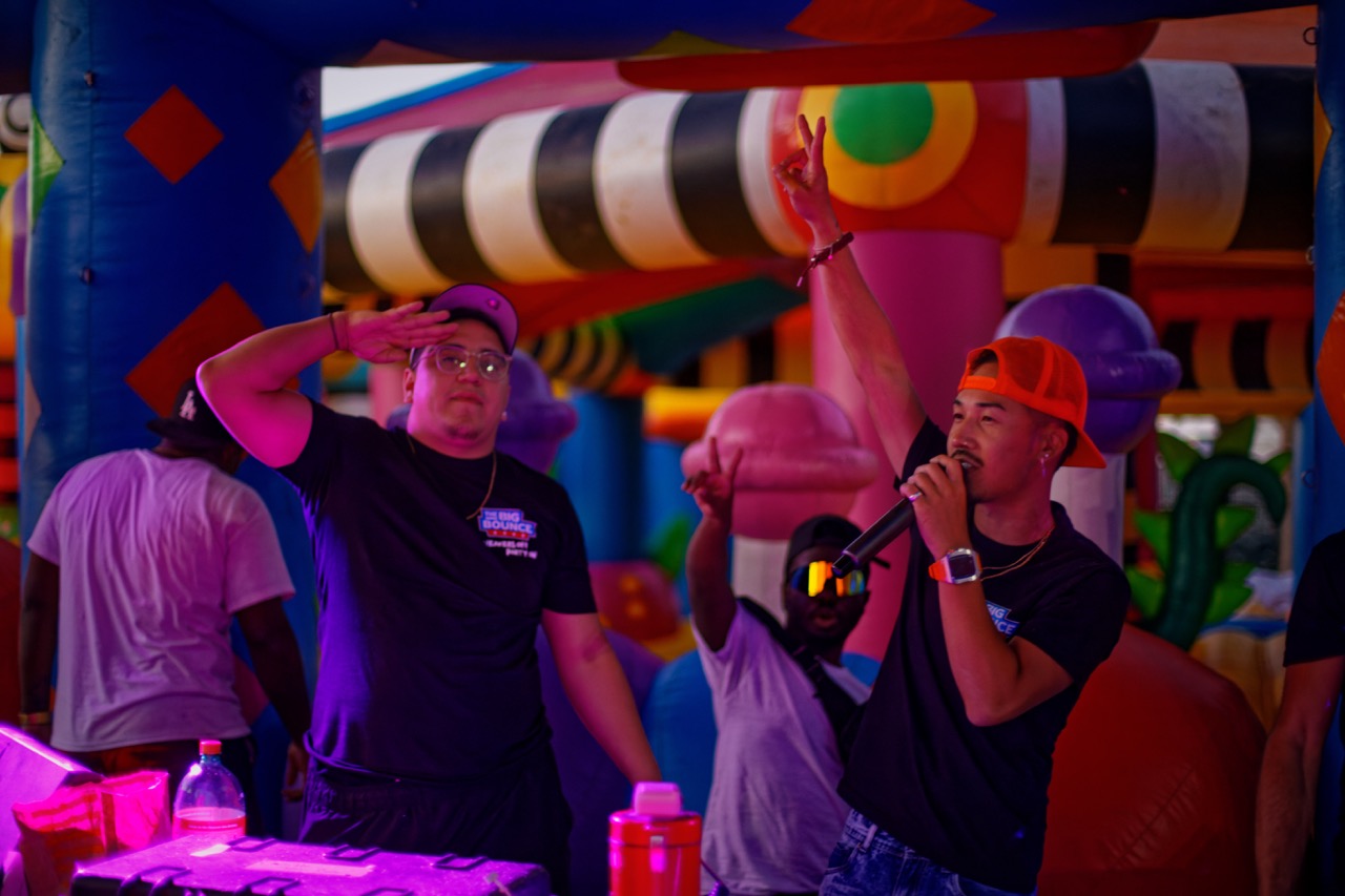 現場全天候有DJ駐場，晚間時段變換主題音樂派對，從K-POP到Y2K，再到懷舊夜，讓每位參加者都能沉浸在獨一無二的節日歡樂中，盡情釋放活力