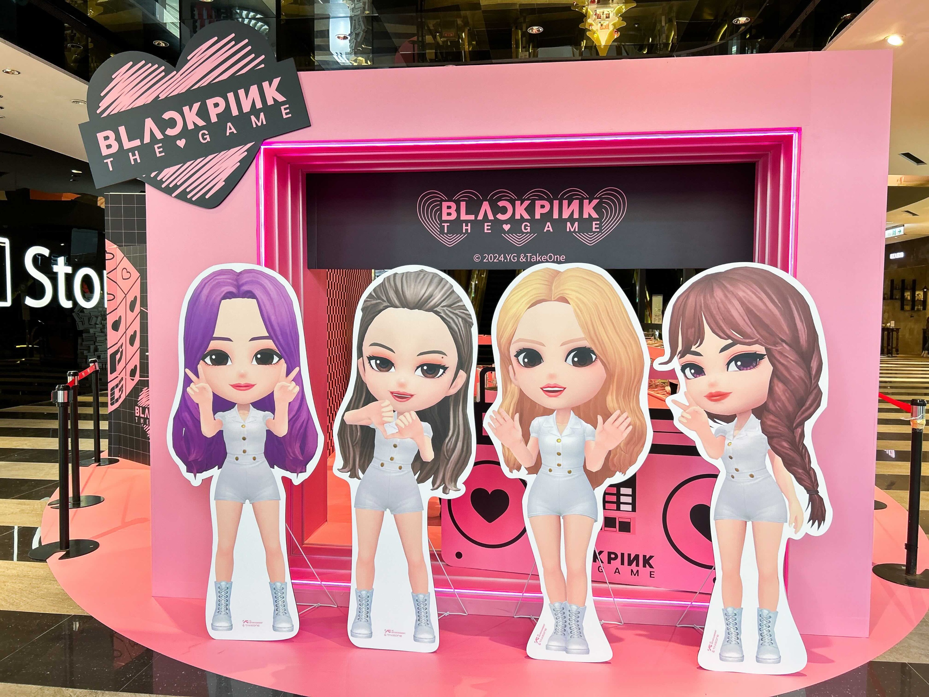 BLACKPINK快閃店門口有著超大型的BLACKPINK THE GAME成員Q版遊戲立牌迎接