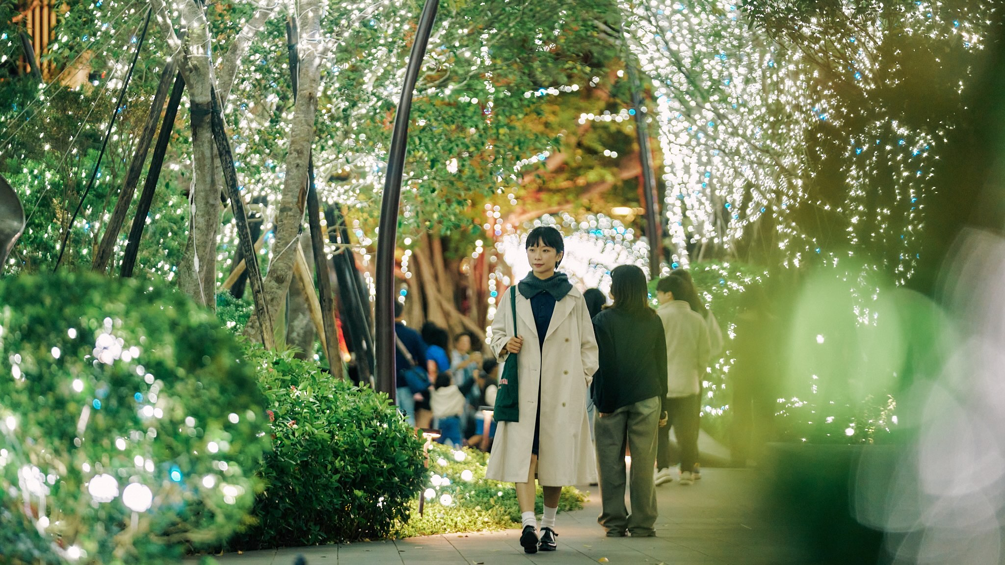 勤美草悟聖誕村被閃耀燈海包覆的「光之道」，攜手「當若科技藝術」打造草悟道獨特的光影，將日本建築大師隈研吾設計的250米綠廊帶、在夜幕降臨後化為一條雪白的森林小徑