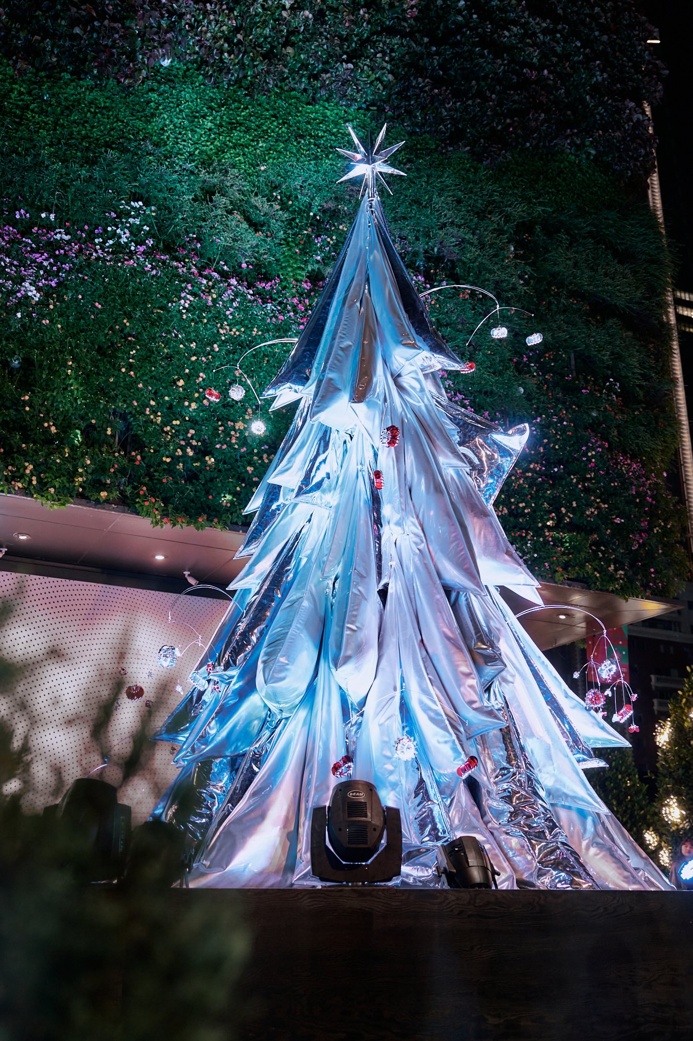 除了光之道，勤美草悟聖誕村6米高的「Wrapped Tree」座落在勤美誠品，定時跑動的燈光表演創造著出其不意的驚喜！ 