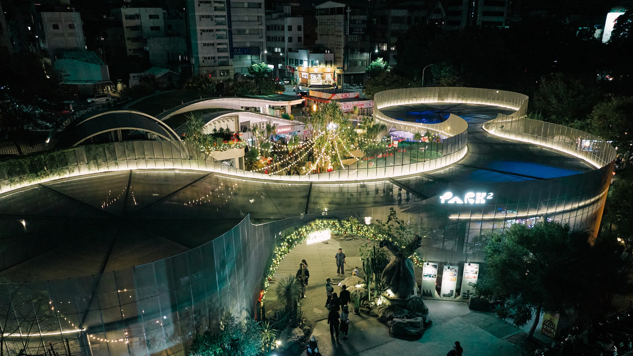 勤美草悟聖誕村充滿節慶氛圍的「聖誕小屋聚落」展現了PARK2獨特的聖誕魅力，融合傳統元素、展演活動及限定美食！