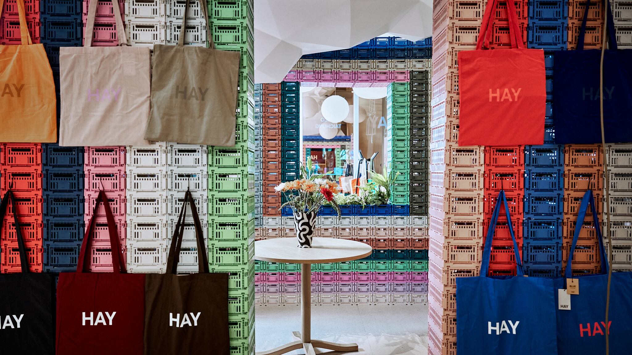 來自丹麥的家居設計品牌「HAY」全球第五站快閃店將於勤美草悟聖誕村首次亮相，以品牌限定「Colour Crate House」快閃展覽，現場將搭建超過1000個收納籃的HAY聖誕屋