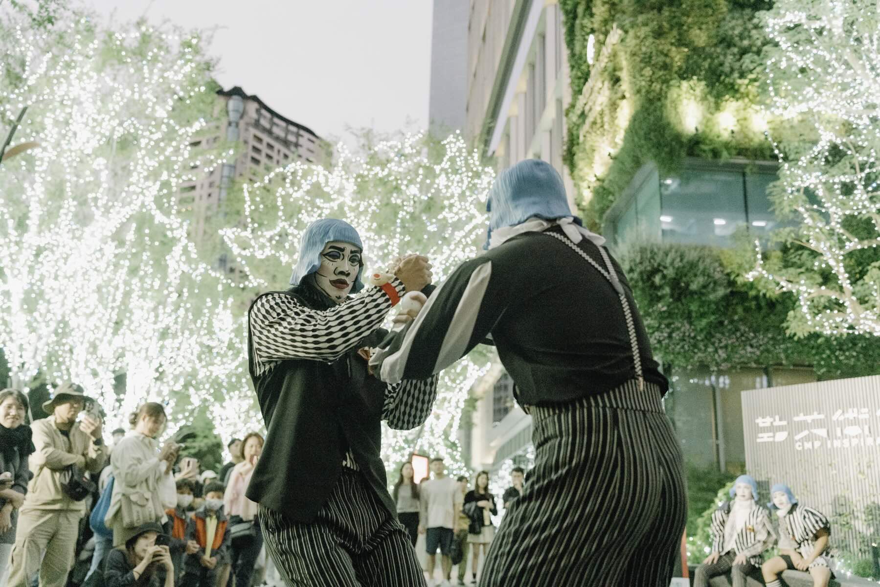 勤美草悟聖誕村期間於草悟道街區週週登場的「聚星舞台」邀請11組街頭藝人，獻上多元型態的演出節目，集結歌唱、魔術與各式馬戲特技