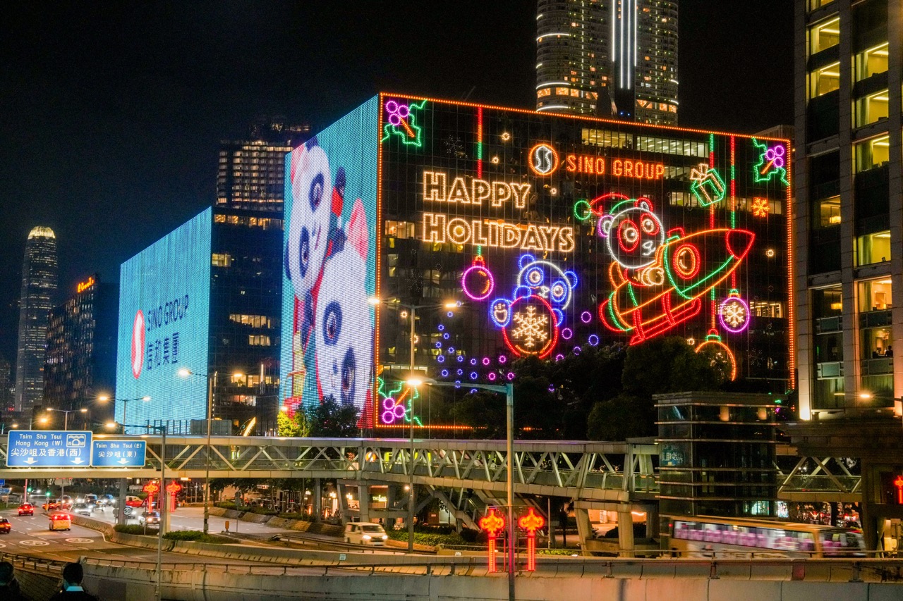 Pandastic Christmas" 3-minute light and shadow show with cute pandas preparing Christmas gifts for everyone