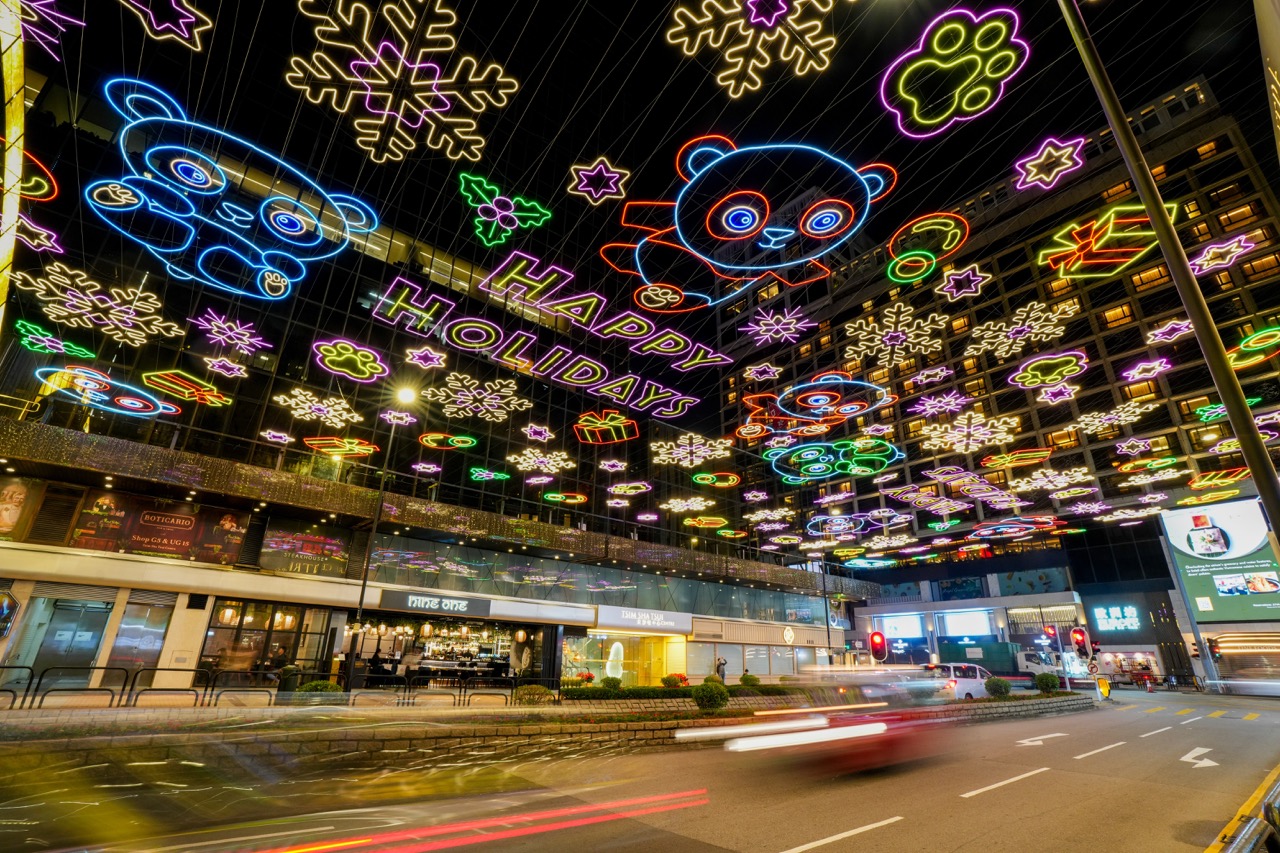 The ultra-beautiful Panda Snowflake Lantern Sea Panda in Tsim Sha Tsui East Mody also appears in Sino Plaza, China Hong Kong City and Long Yi Plaza