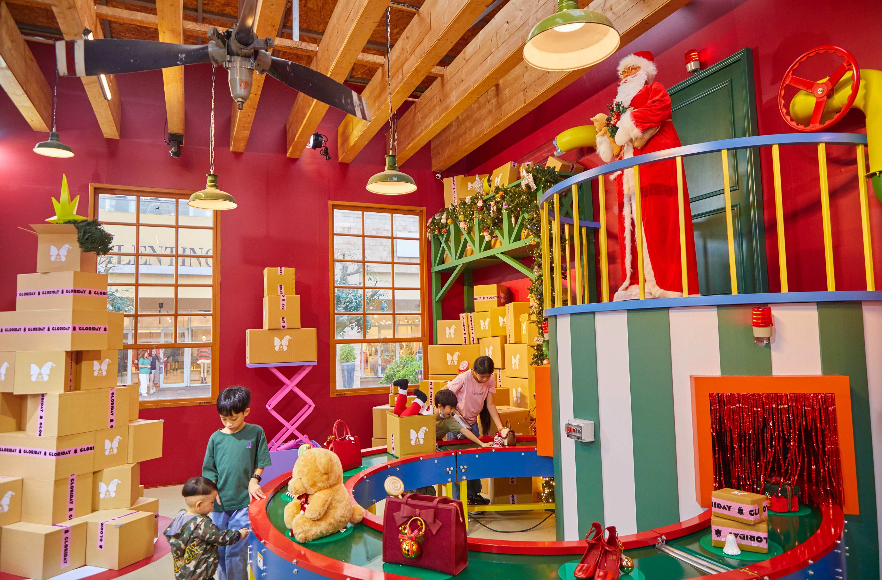 2024華泰名品城聖誕村今年以聖誕禮物供應鏈為靈感，將園區打造成趣味十足的大型故事場景