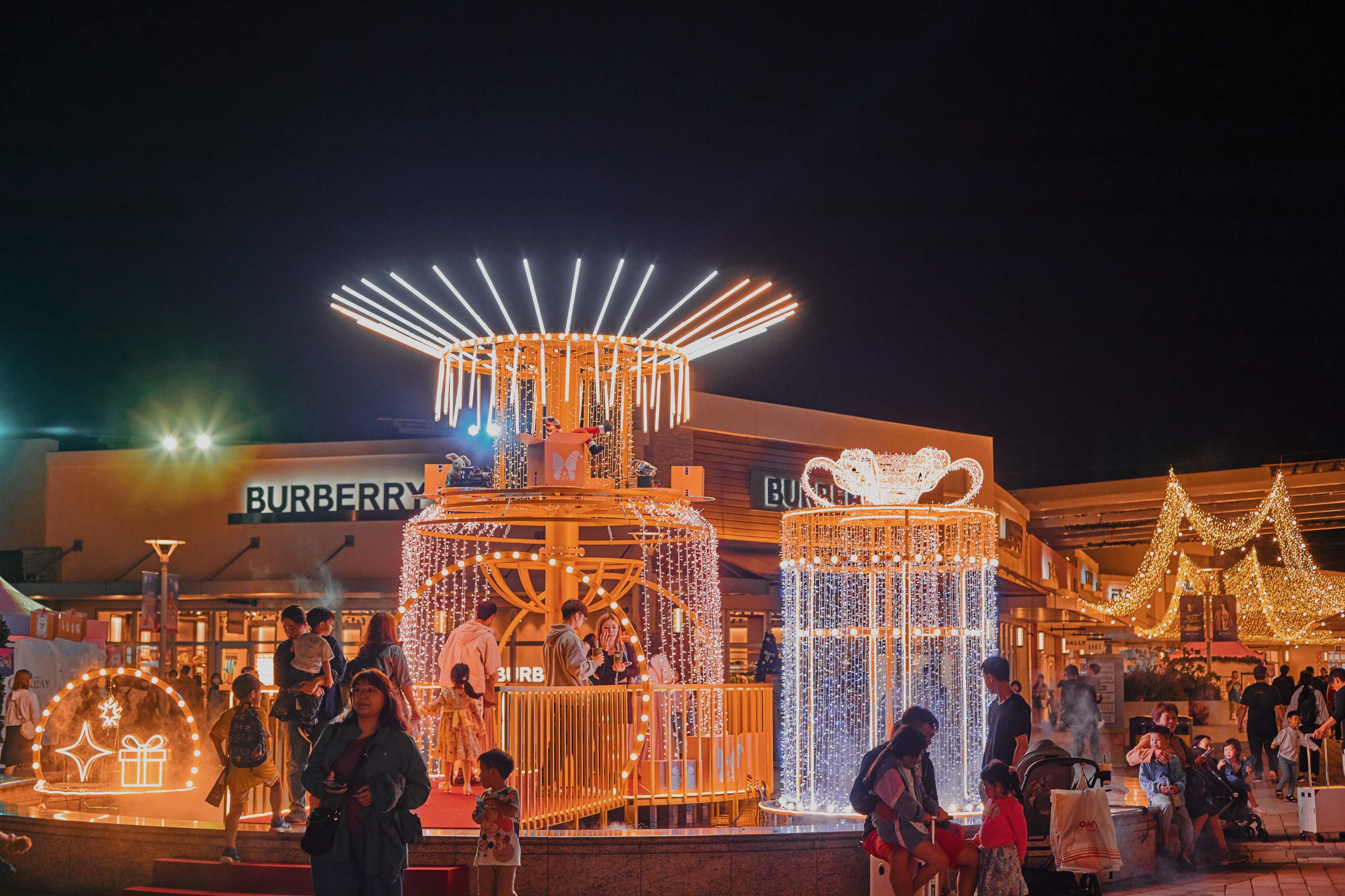 一期「Shopaholic Factory」：被七彩輸送管吸入的各式禮品正光速送往每位Shopaholic的心坎裡