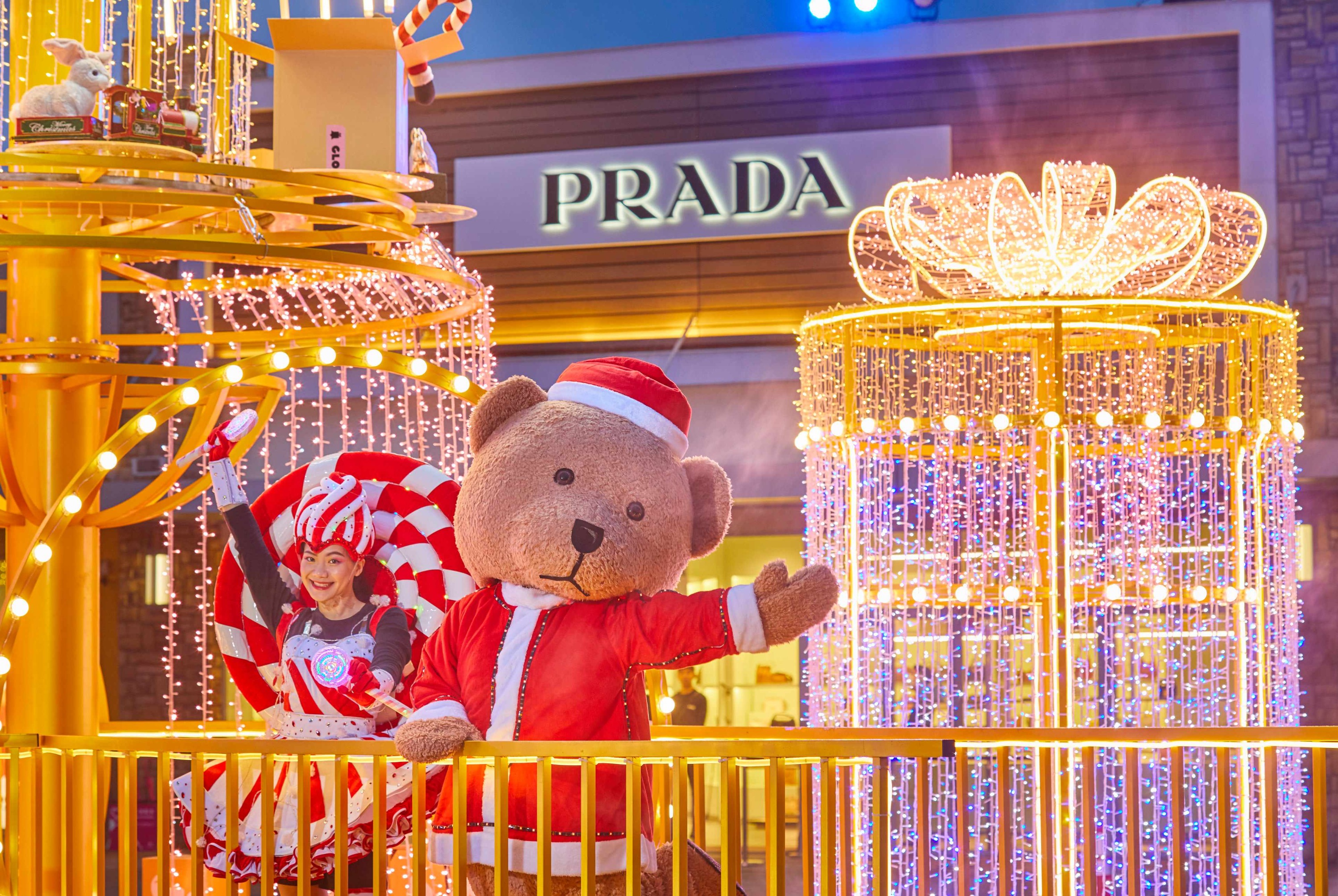 二期「Shopaholic Fantasy」：隧道旁巨型光雕禮物盒，宛如置身奇幻仙境中