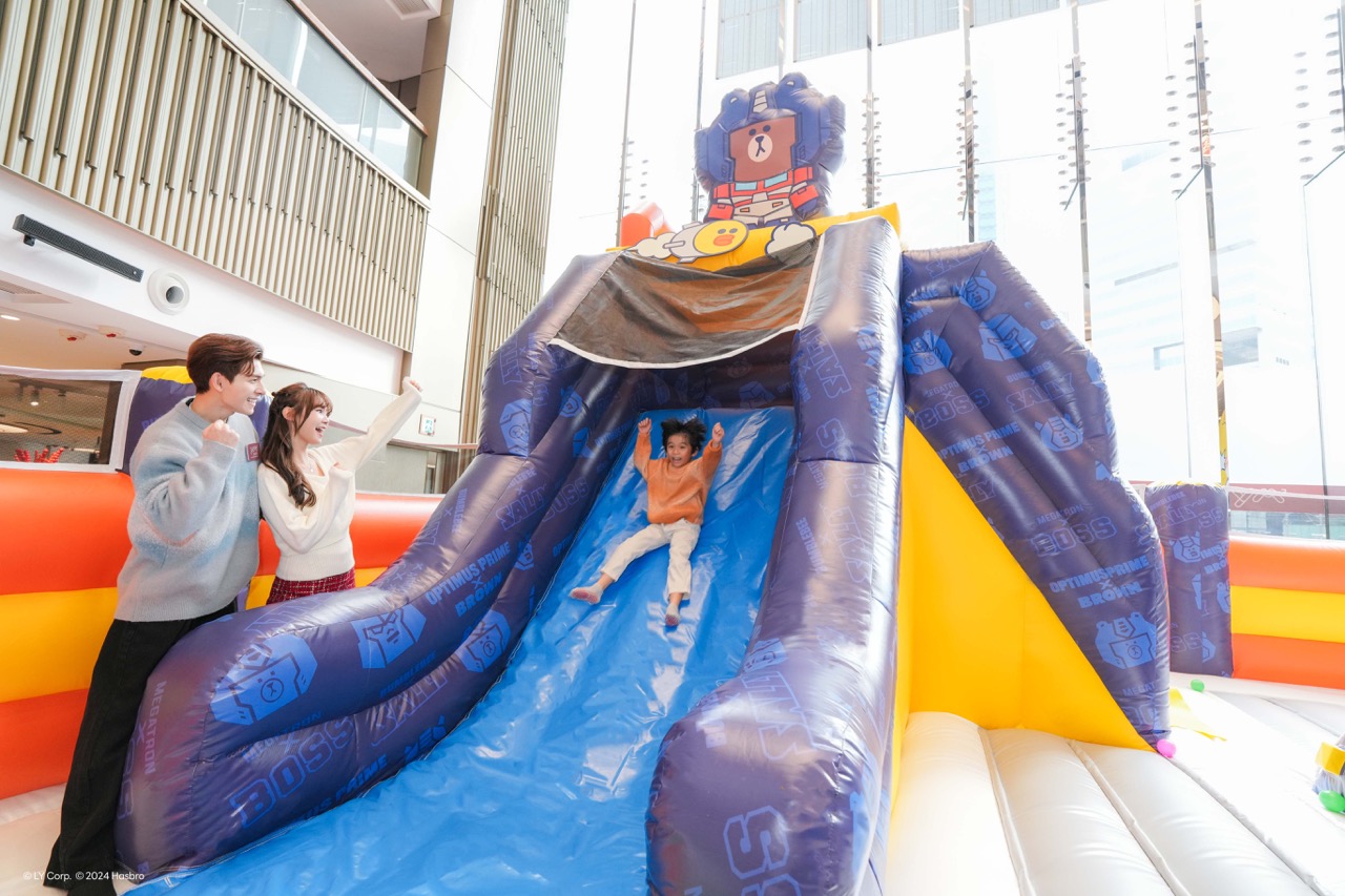 「火箭星越大冒險」，所有進入基地的戰士均須手腳並用攀登至滑梯頂部，再乘風一瀡而下