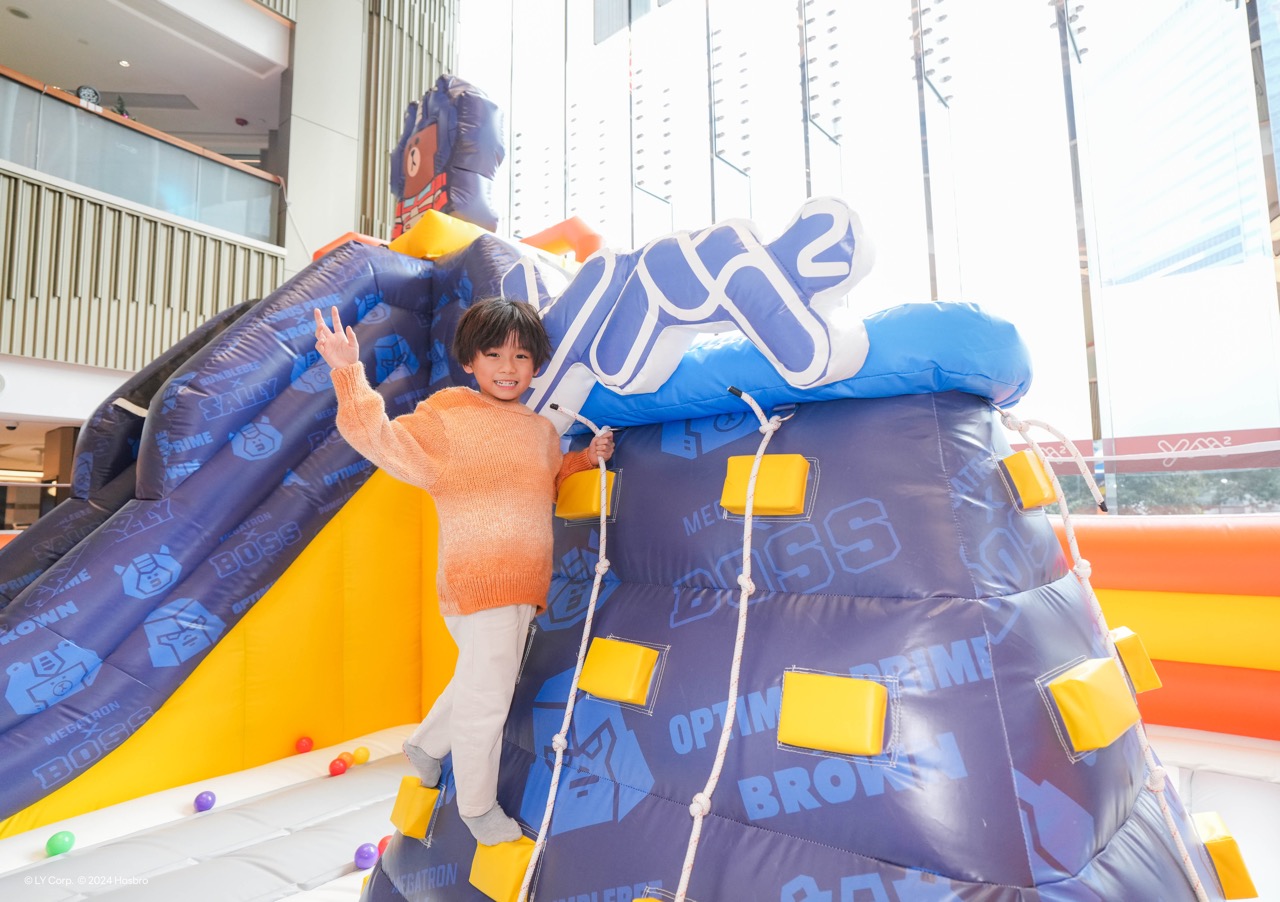 「攀越小山丘」考驗各位的身手及膽量，爬上顆顆「星辰」至高點