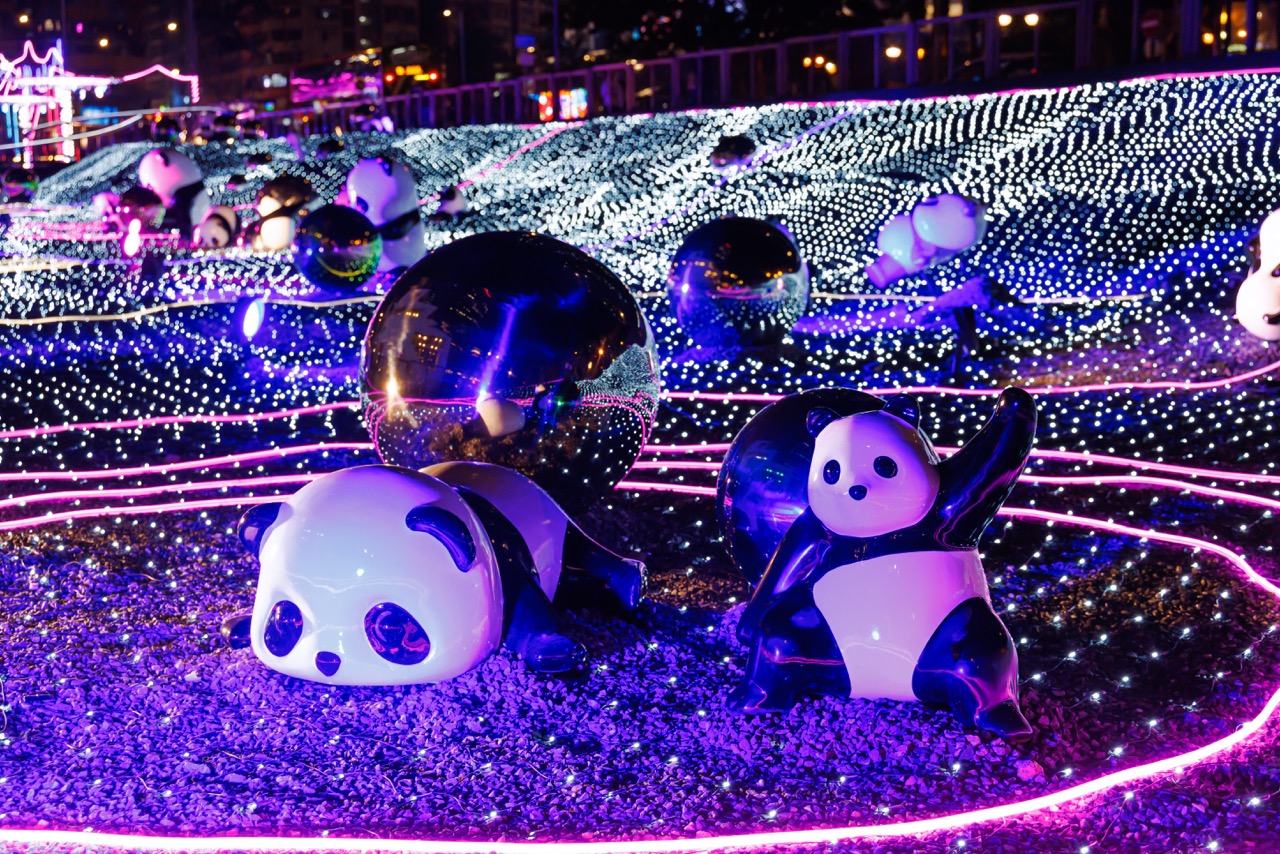 身高0.5米至3米的大熊貓裝置，遍佈在「自由空間」的不同角落