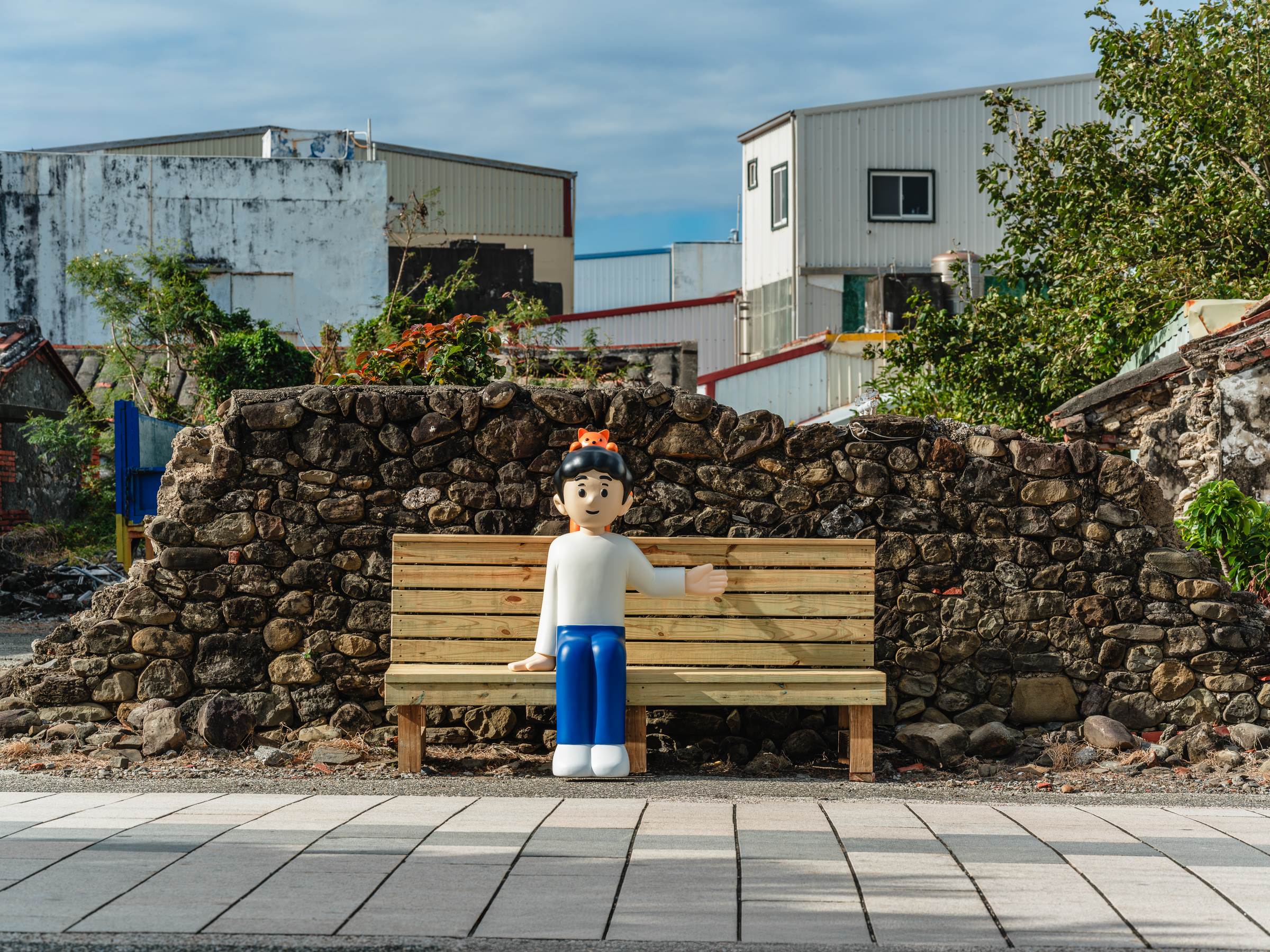 2024落山風藝術季街道展區作品 - 山內庸資|風の町の男性と猫 (風城的男生和貓)