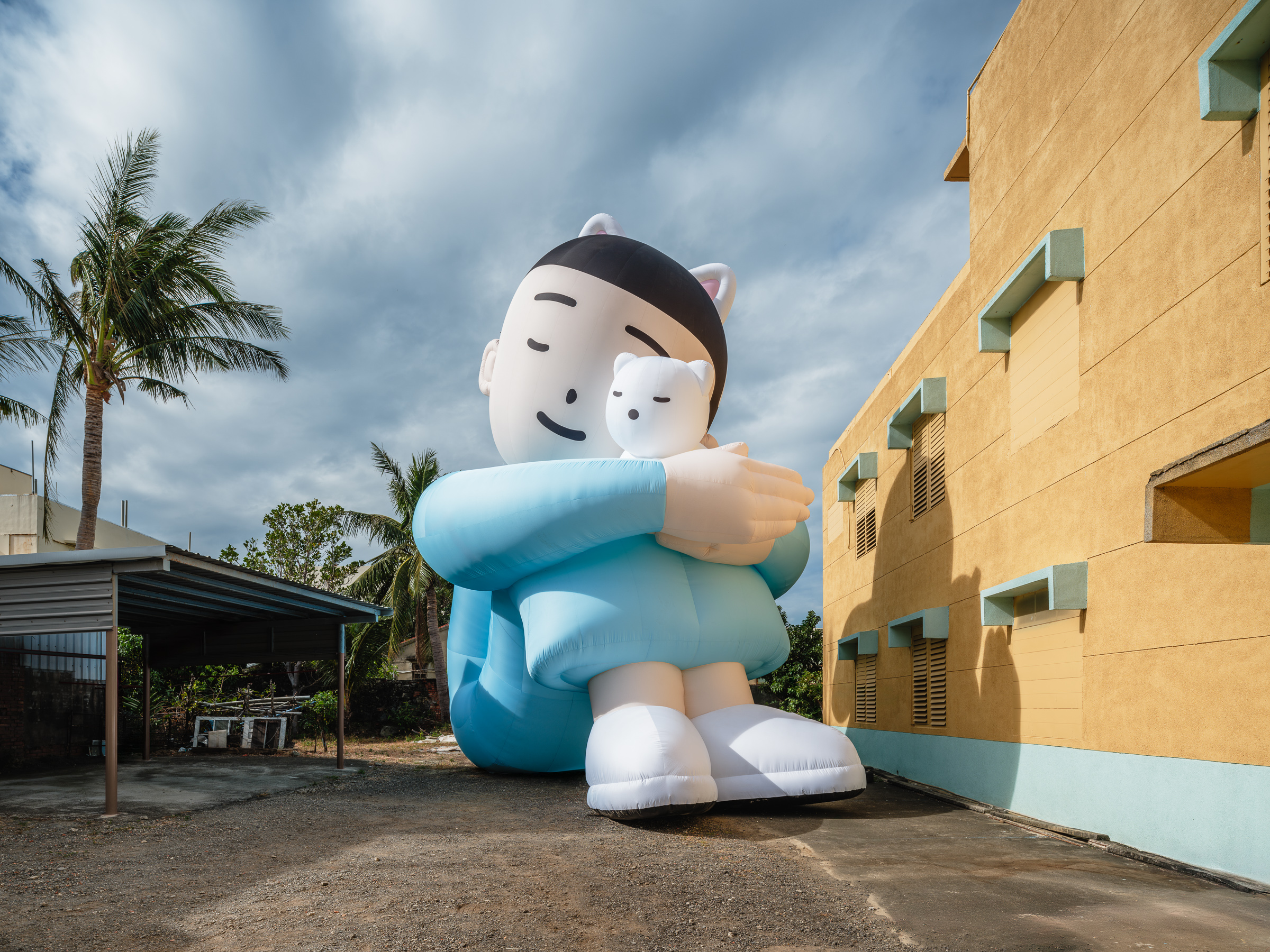 2024落山風藝術季街道展區作品 - 山內庸資|風の町の女の子と猫 (風城的女孩和貓)