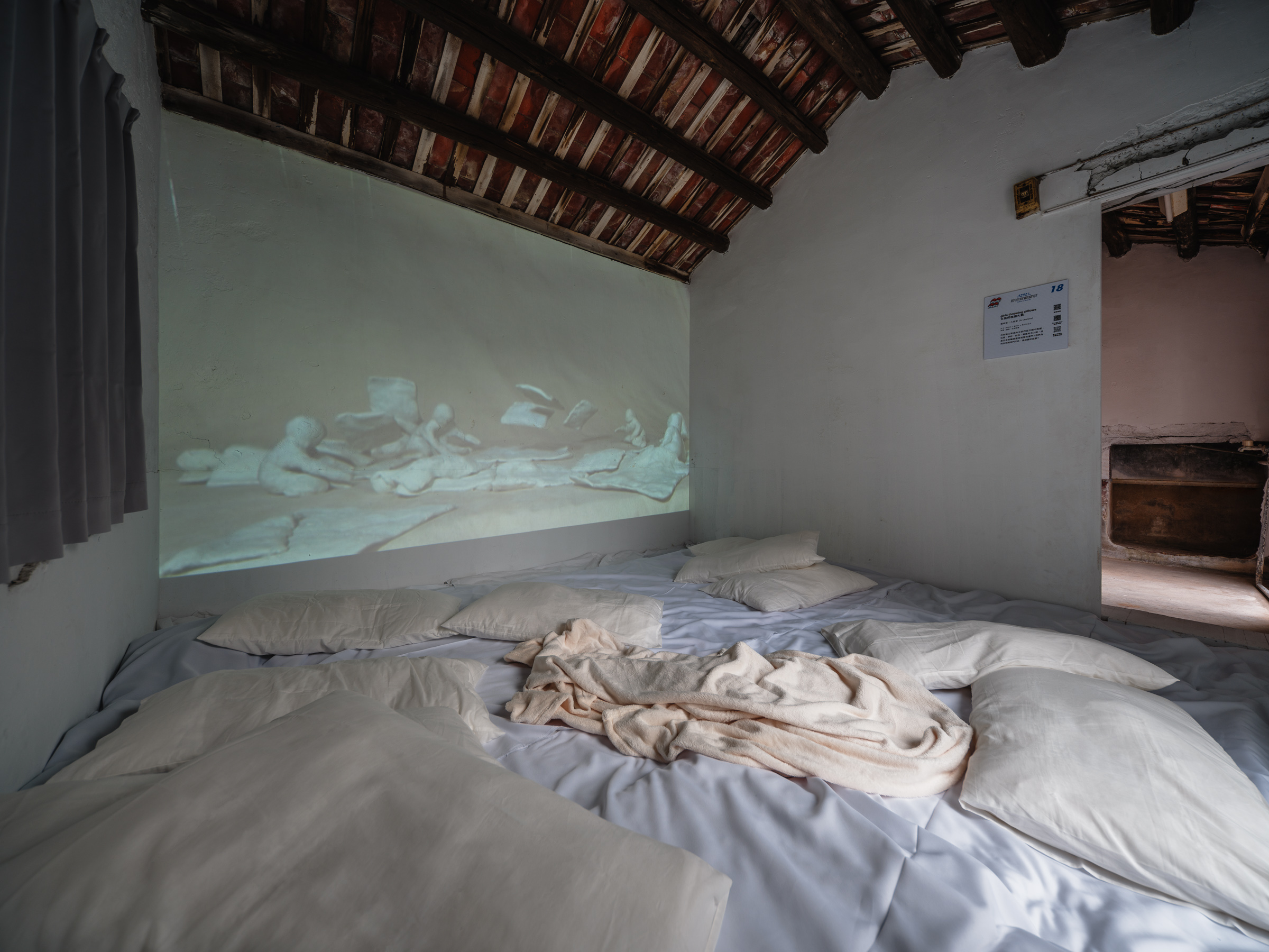 2024落山風藝術季村落展區作品 - 大島愛|girls throwing pillows (女孩們枕頭大戰)