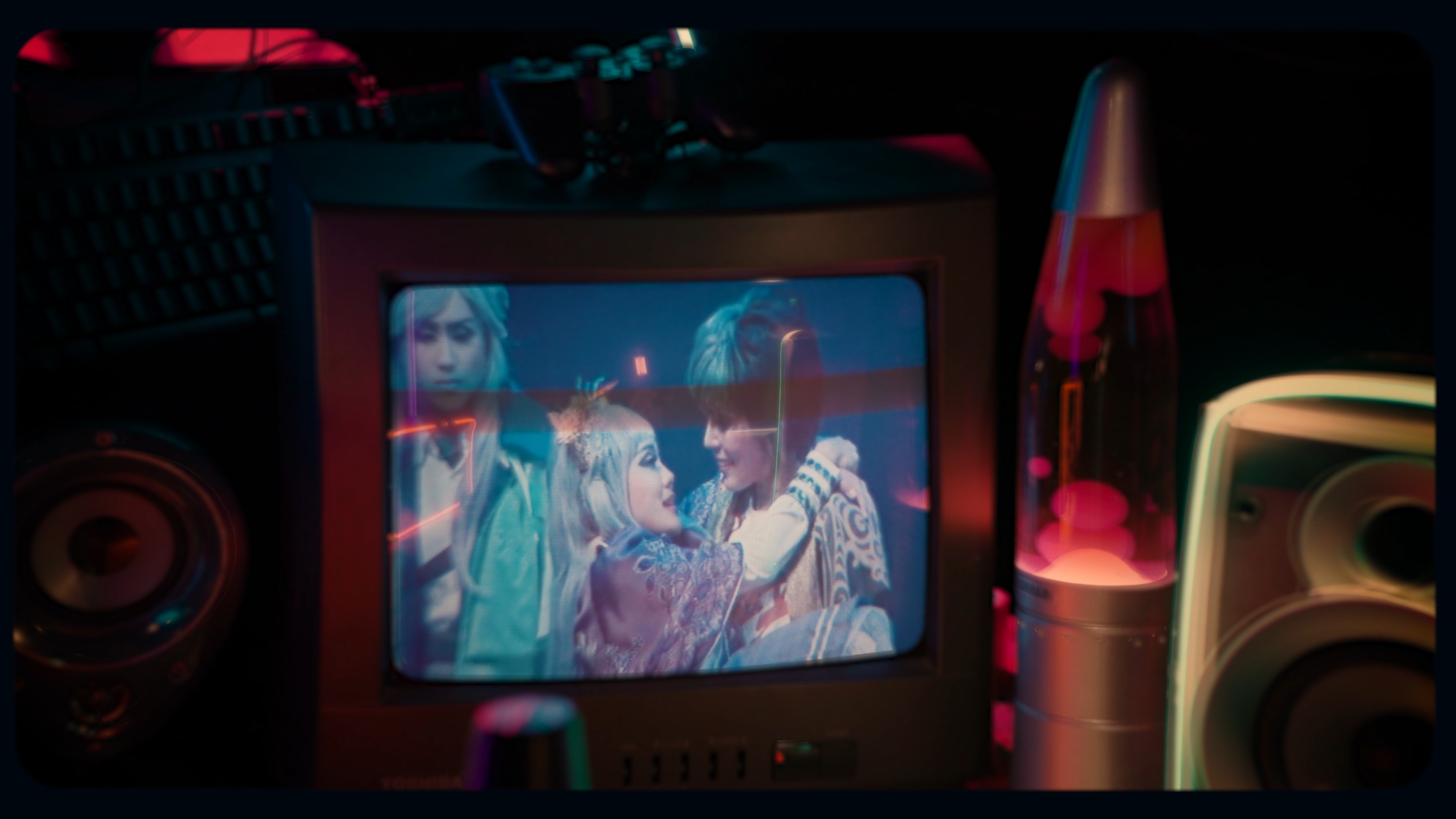 2025夕陽小鎮虛擬音樂節《燒胎祭》每日的演出更將由家喻戶曉的明華園戲劇總團跨界開場，帶來絕無僅有的視聽饗宴。