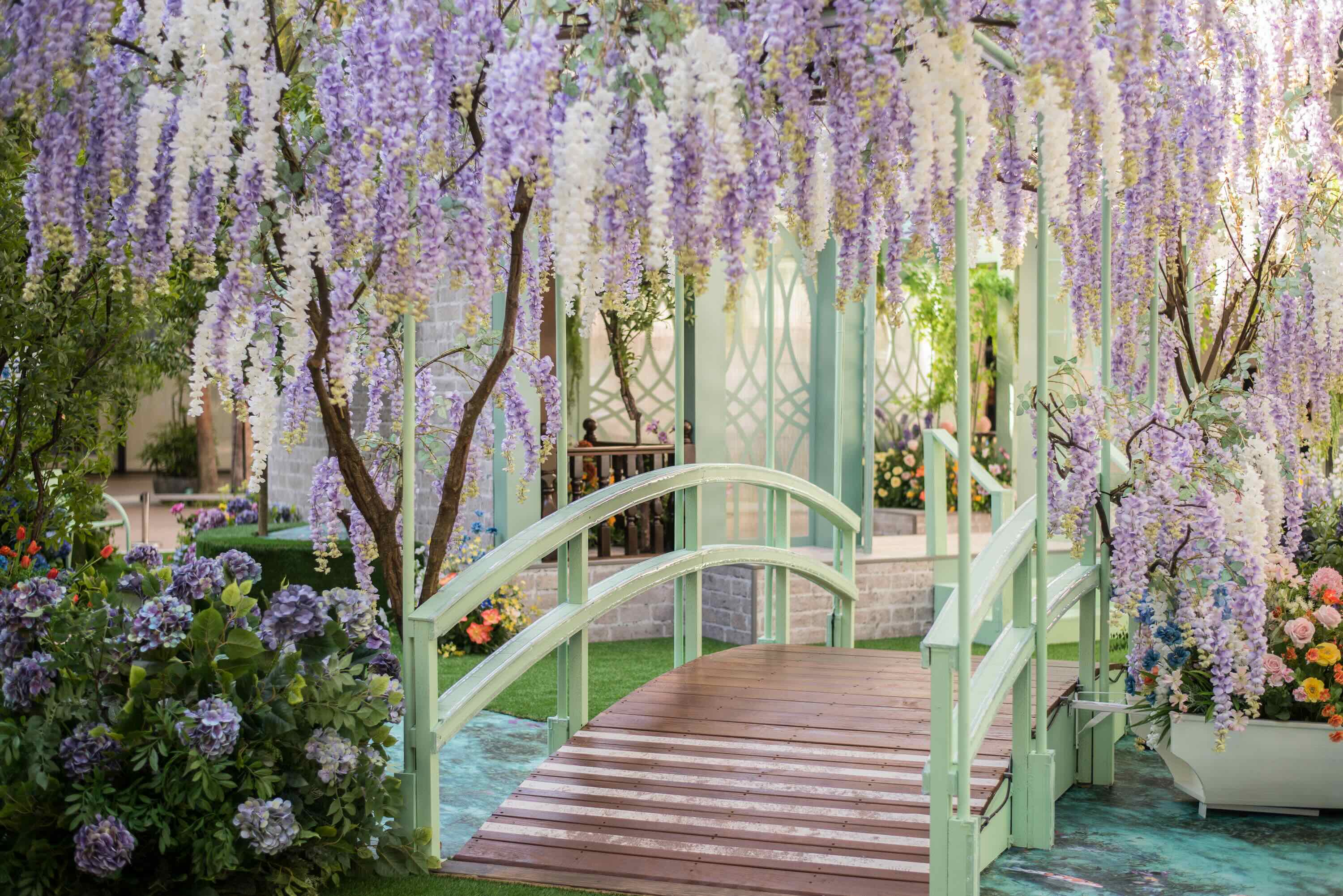 MITSUI OUTLET PARK 林口店即日起至5月25日推出「莫內花園秘境」春日限定造景,將Ⅰ館戶外區中央廣場、水幕廣場,與Ⅱ館東側廣場等區域,優雅轉換成印象派大師莫內的畫作世界。