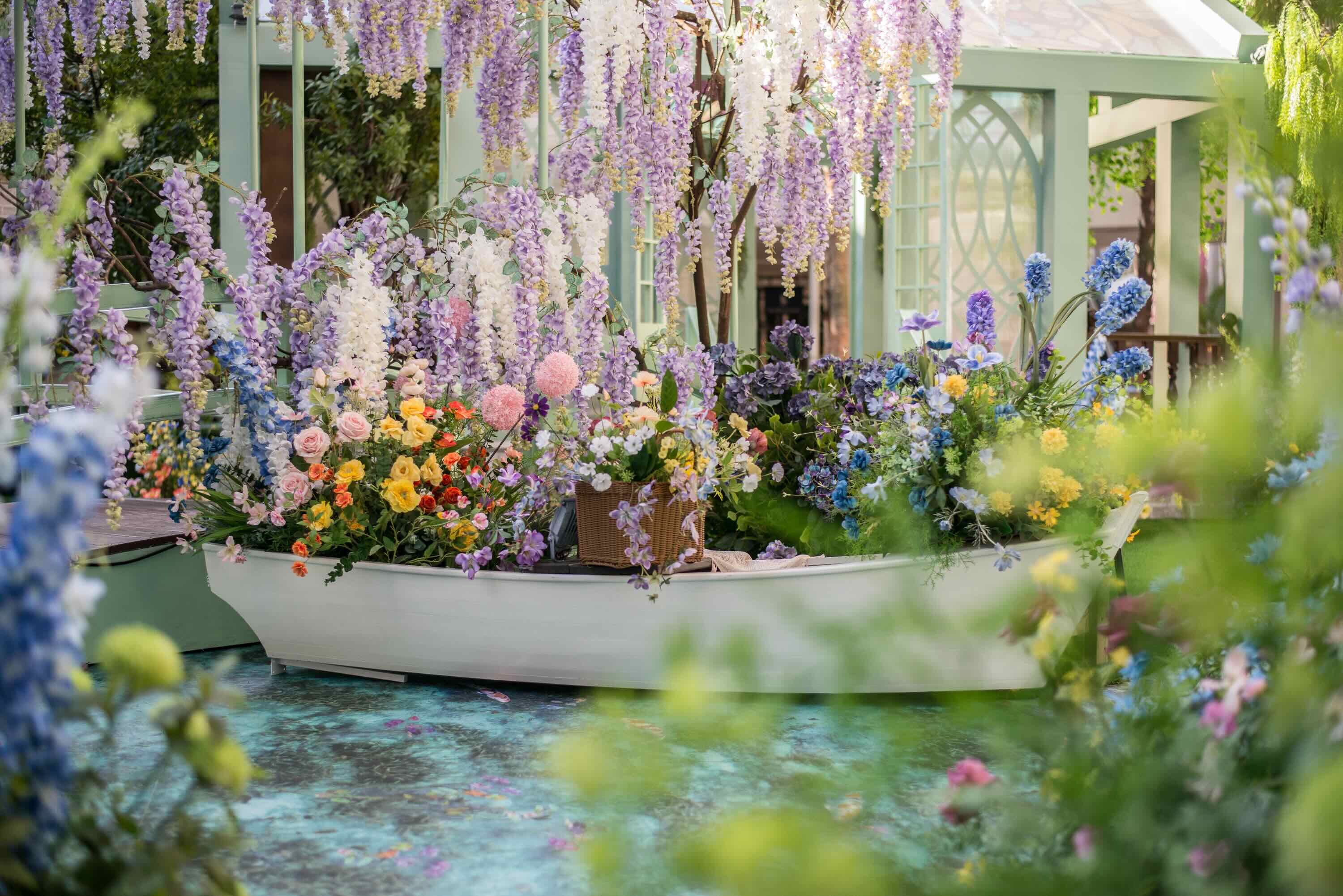 「莫內花園秘境」春日限定造景讓顧客彷彿穿越畫框與時空,沉浸在莫內於百年前所見的美麗春光