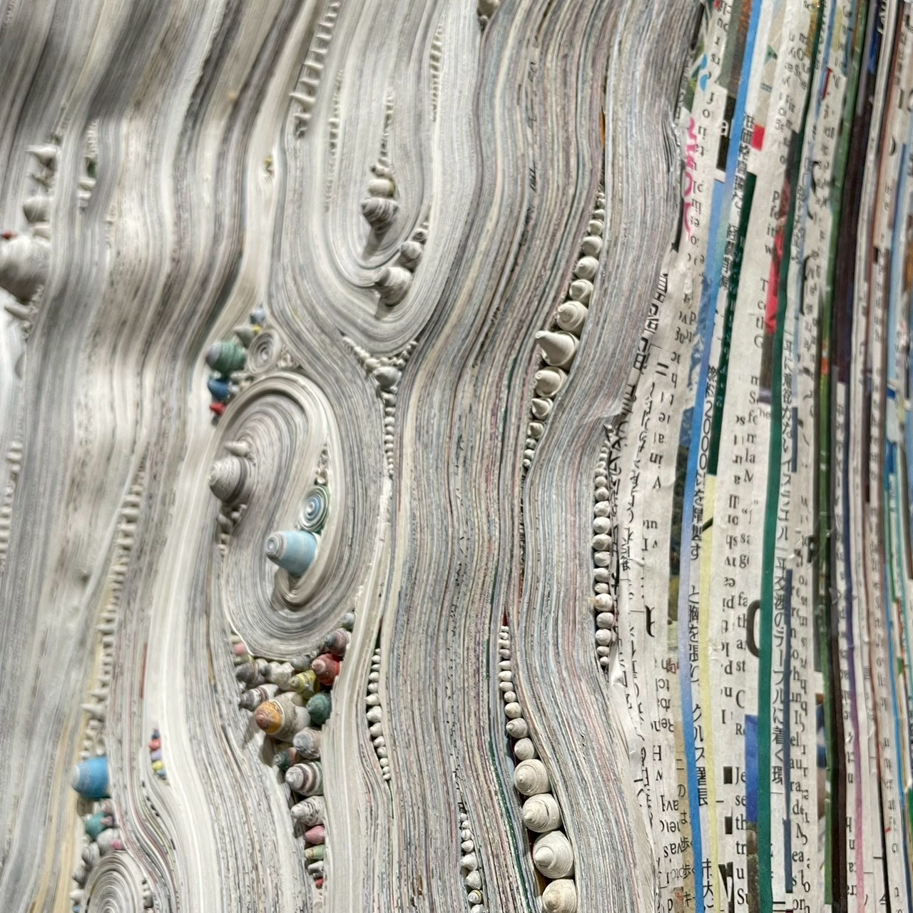 日本雕塑家佐久間飛鳥（Asuka Sakuma）以新聞報紙為媒材，創造紙間風景