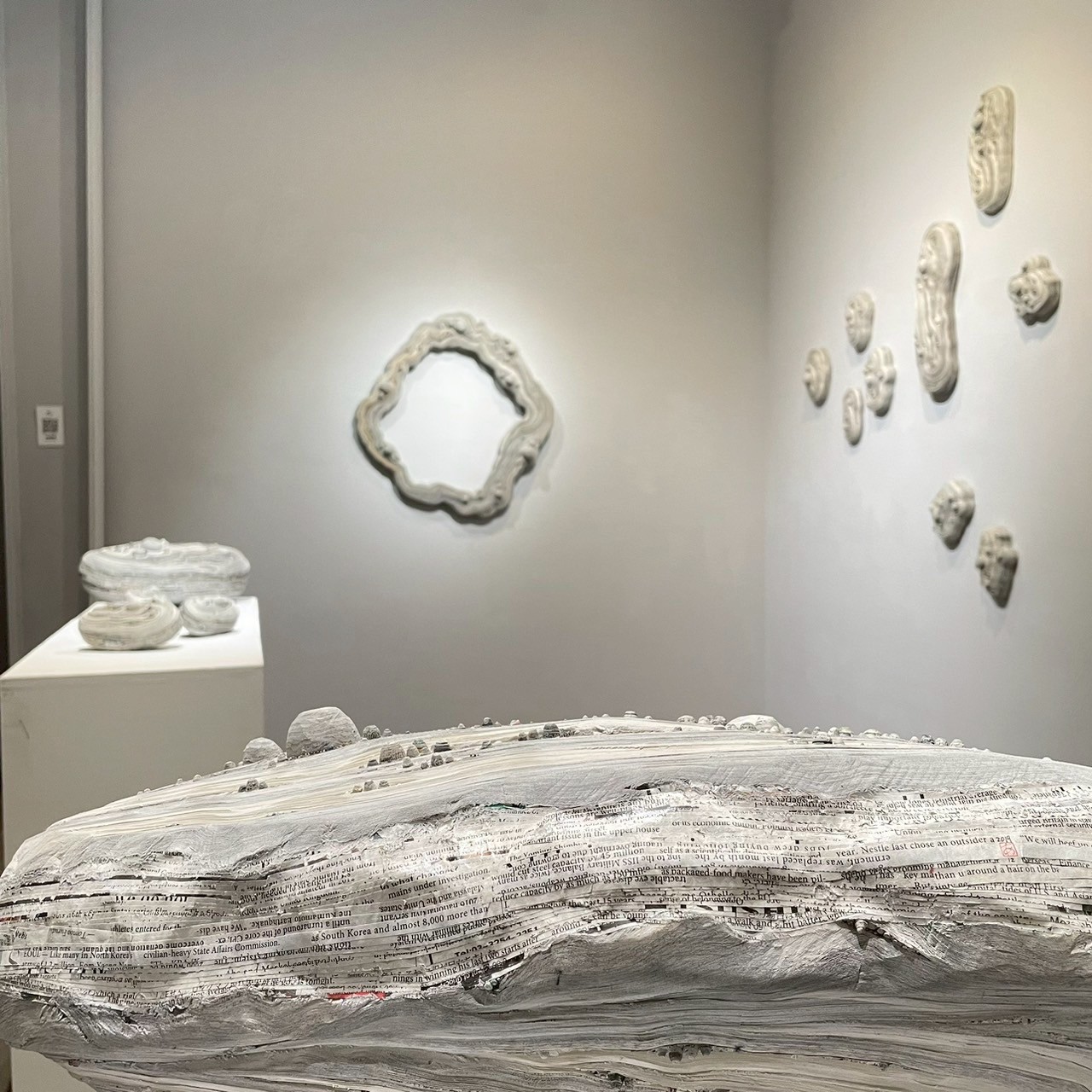 日本雕塑家佐久間飛鳥（Asuka Sakuma）利用日常用品的再生循環，呈現社會信息流動的風景