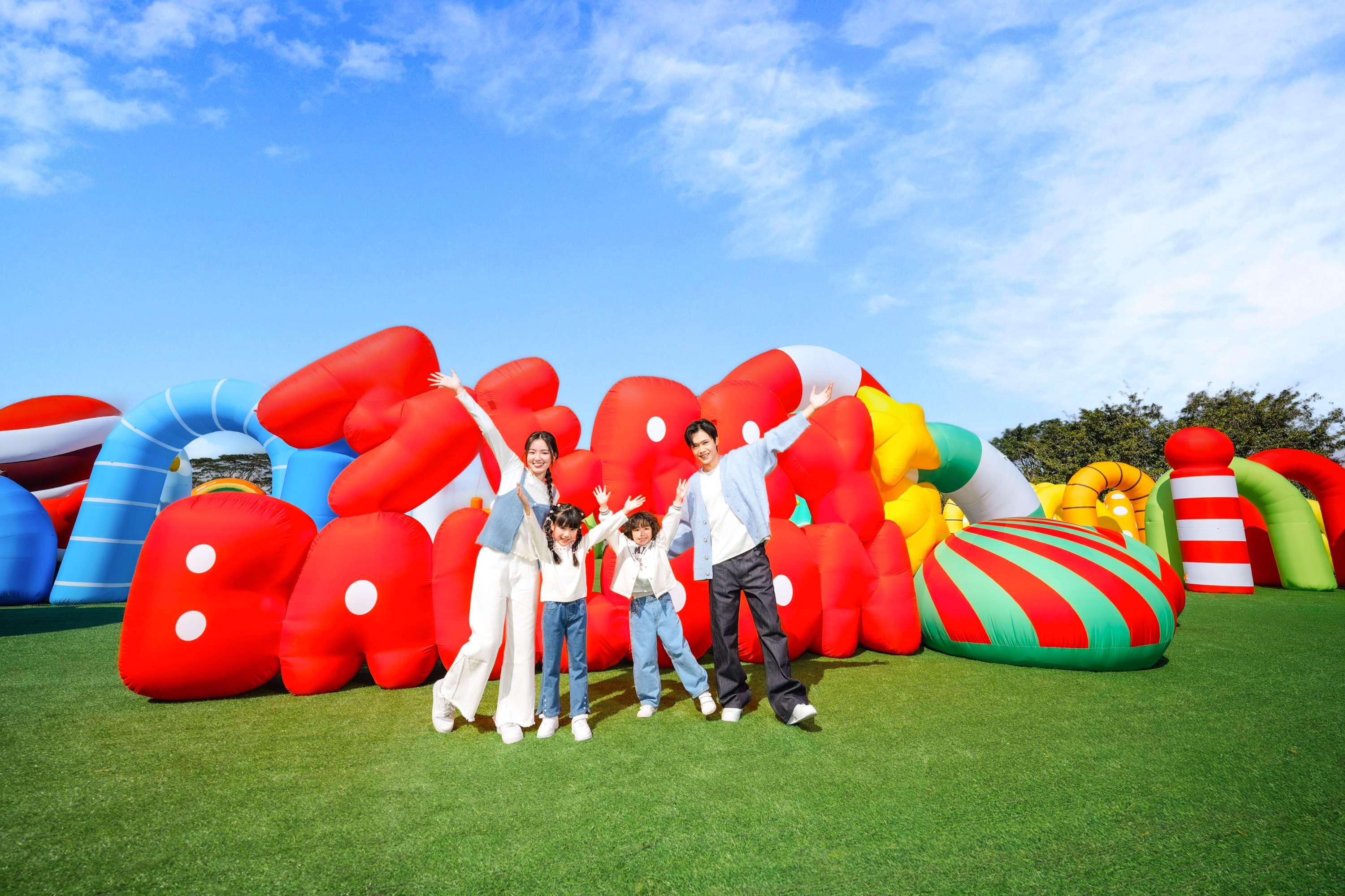 Merry Balloon Park“ Riesiger traumhafter aufblasbarer Vergnügungspark -  Klook, Vereinigte Staaten, image size:3000x2000