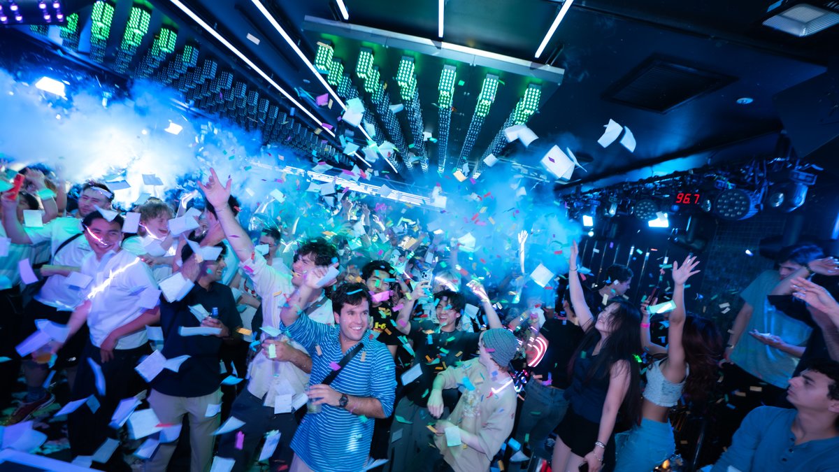 Osaka Dotonbori: GIRAFFE Nightclub Admission Ticket / VIP(For Foreigners only)