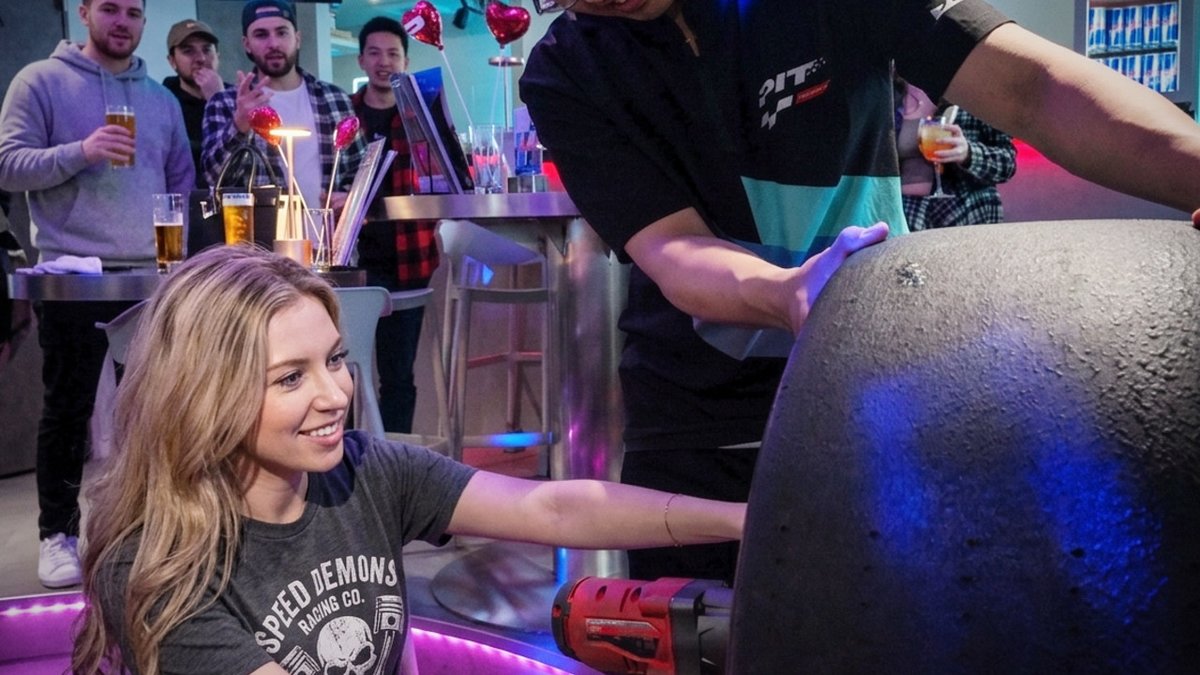 Tokyo Akasaka: PIT BAR – Pit Stop Challenge &4WD Building!