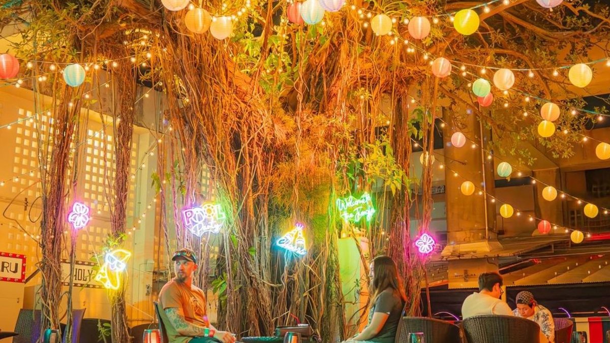 Okinawa: Sky BAR TOPTREE Nightclub Admission Ticket (For Foreign)