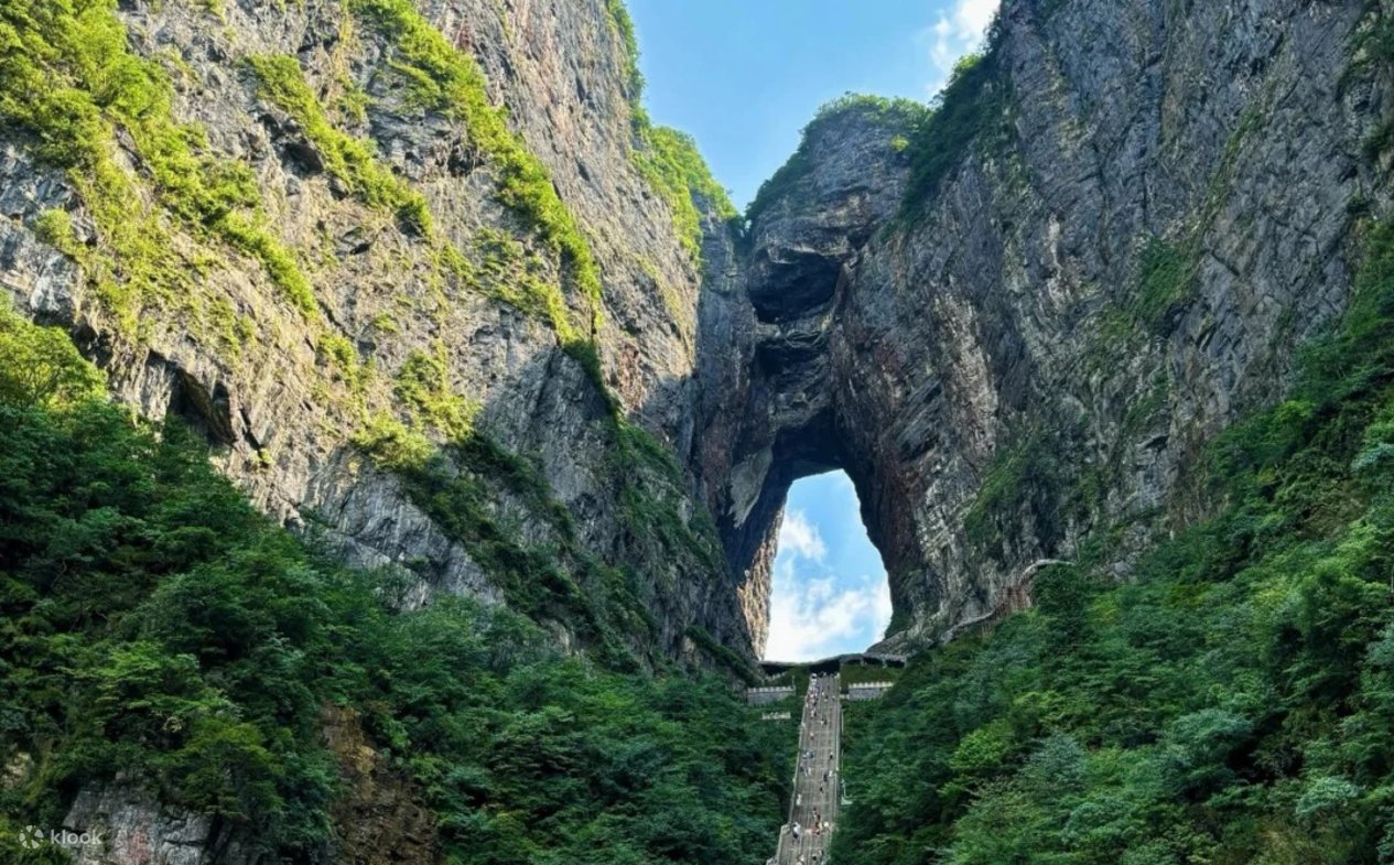 长沙出发 张家界天门山国家森林公园 天门洞 玻璃栈道一日游 动车往返(可选 土家风情园) - Klook客路