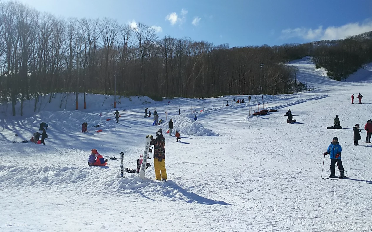 Noboribetsu Sanlaiva Ski Rental in Hokkaido (Optional Clothing Set)