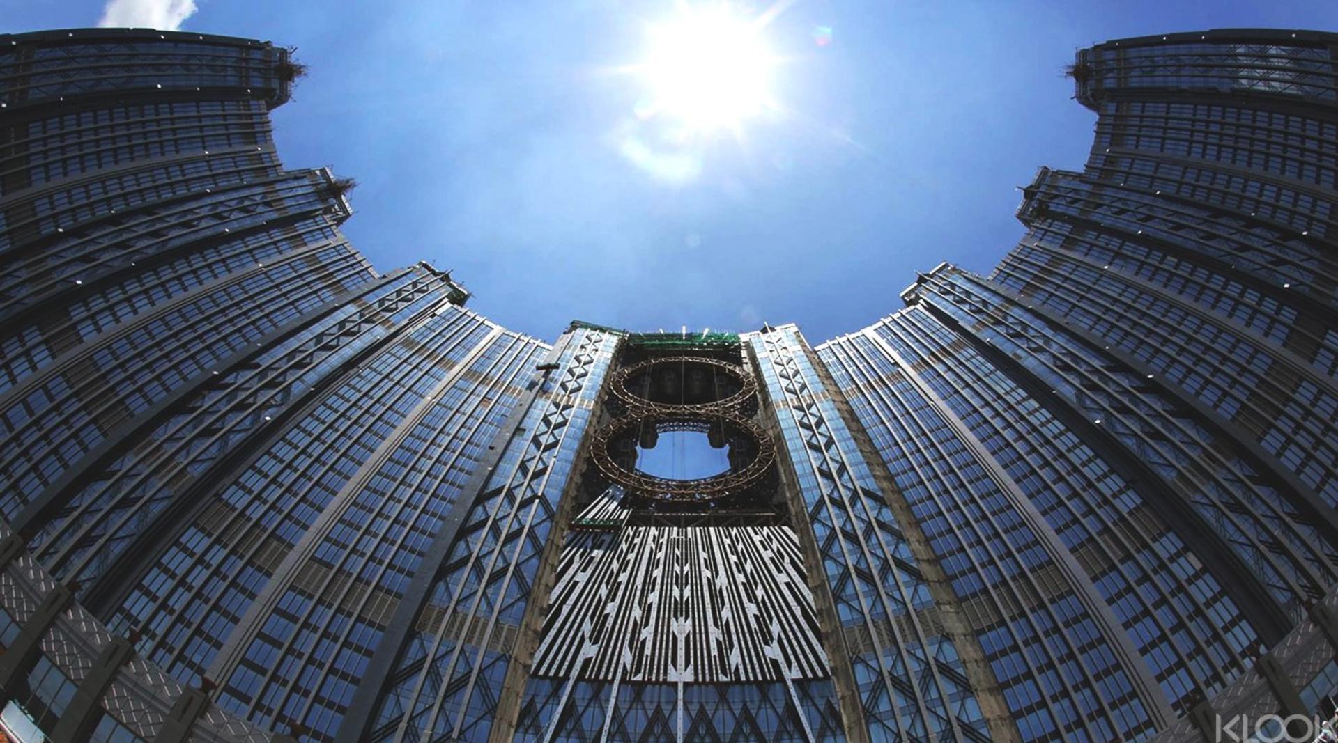 Golden Reel Ferris Wheel in Studio City Macau - Thumbnail 5