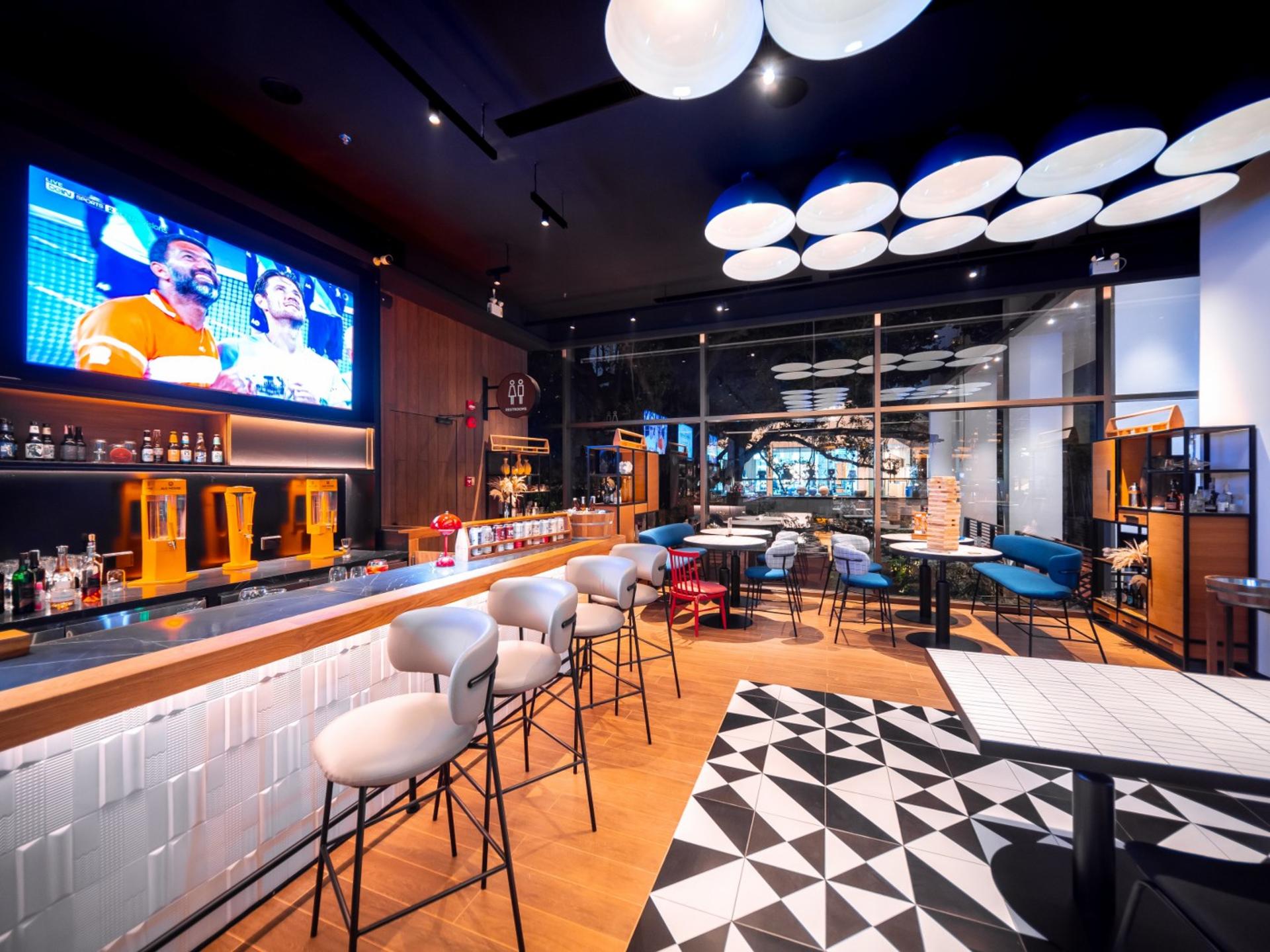 Ale House - Riverside Bar at Millennium Hilton Bangkok - Thumbnail 11