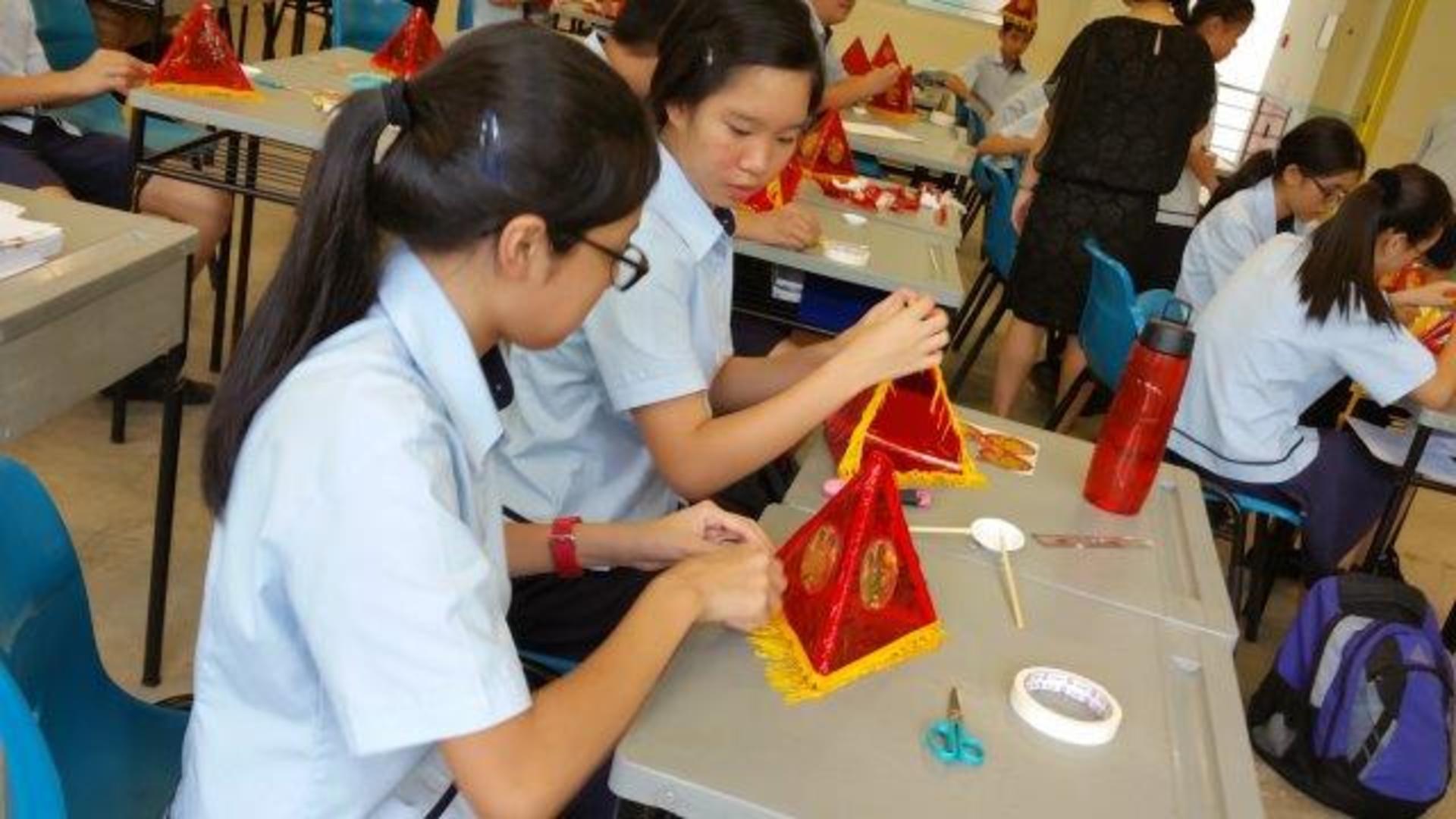 Traditional Lantern Craft: Paper Strapping Heritage - Thumbnail 3