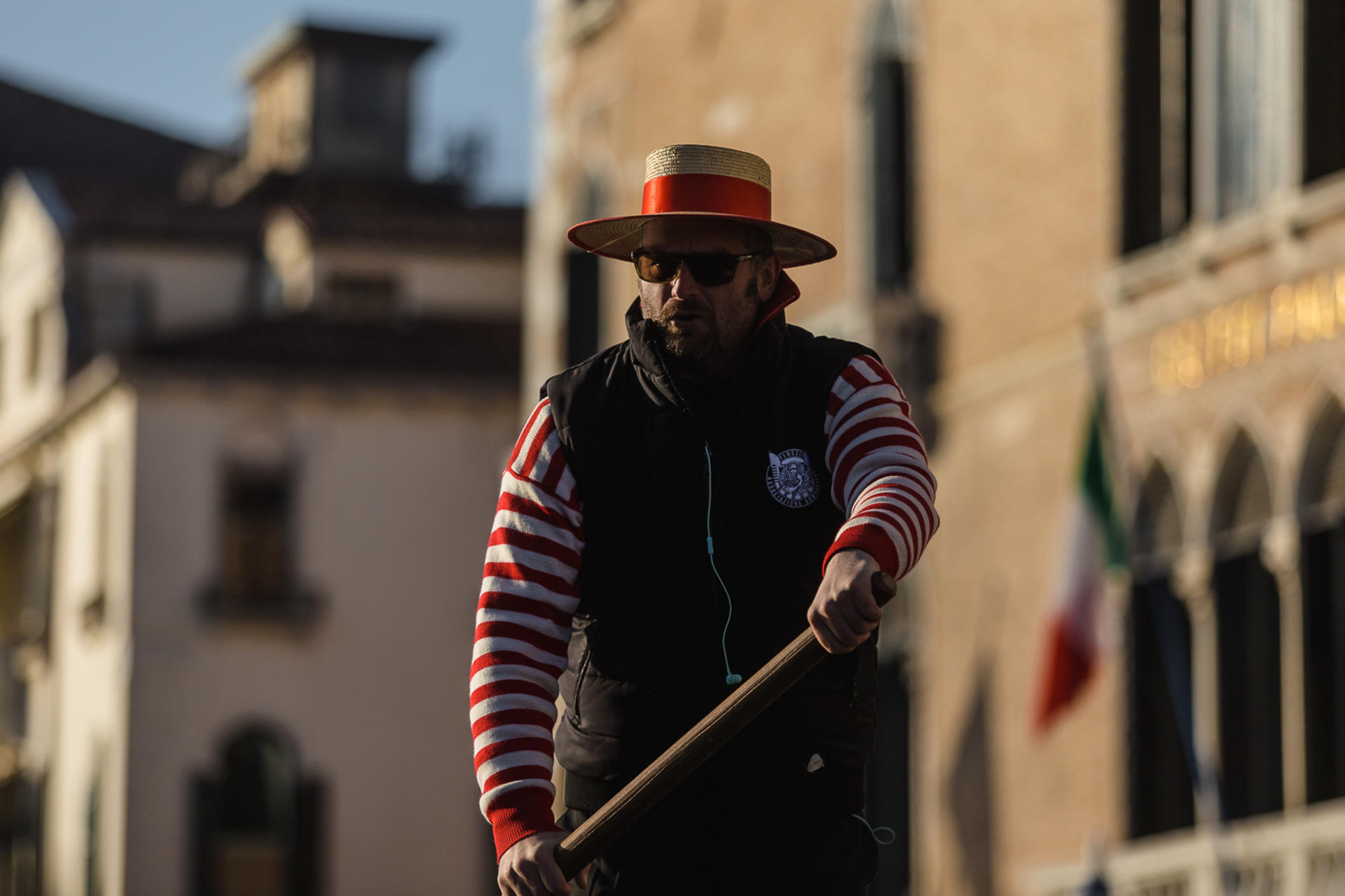 Grand Canal Romantic Gondola Ride in Venice - Thumbnail 12