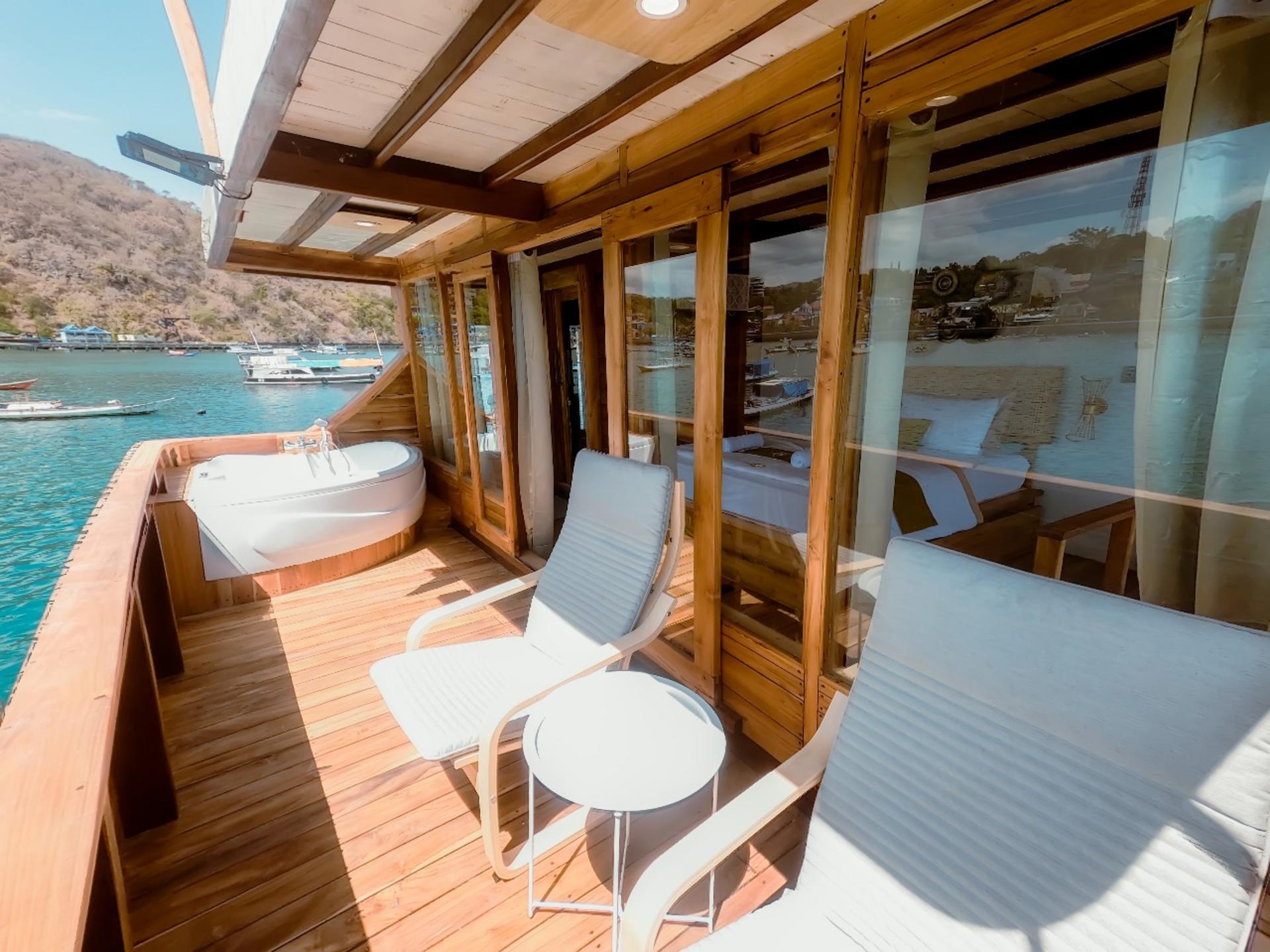 [Luxury Phinisi] 3D2N Sailing Liveaboard from Labuan Bajo - Thumbnail 21