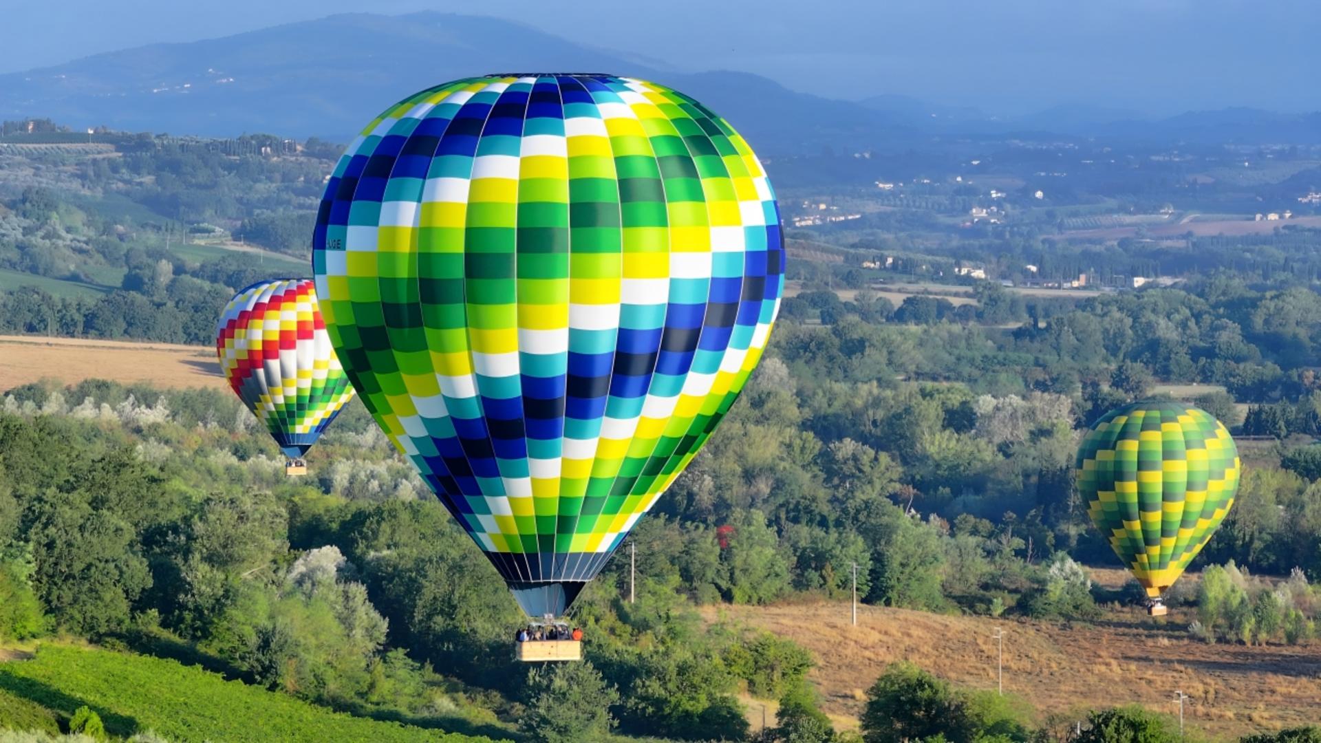 Private hot air balloon flight experience in Tuscany - Thumbnail 4