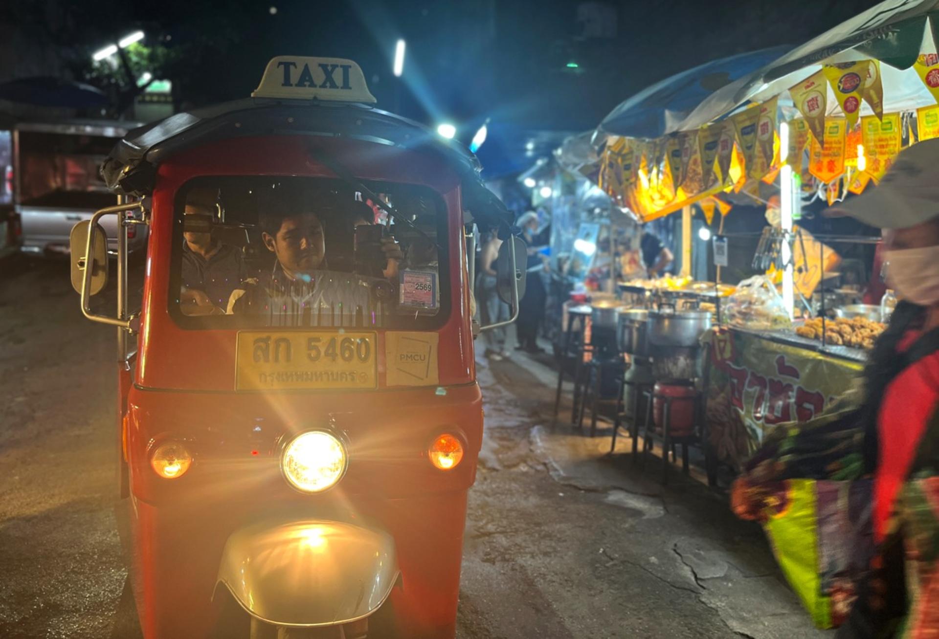 Bangkok Tuk Tuk Night Tour with food & drinks in Siam & Silom - Thumbnail 14